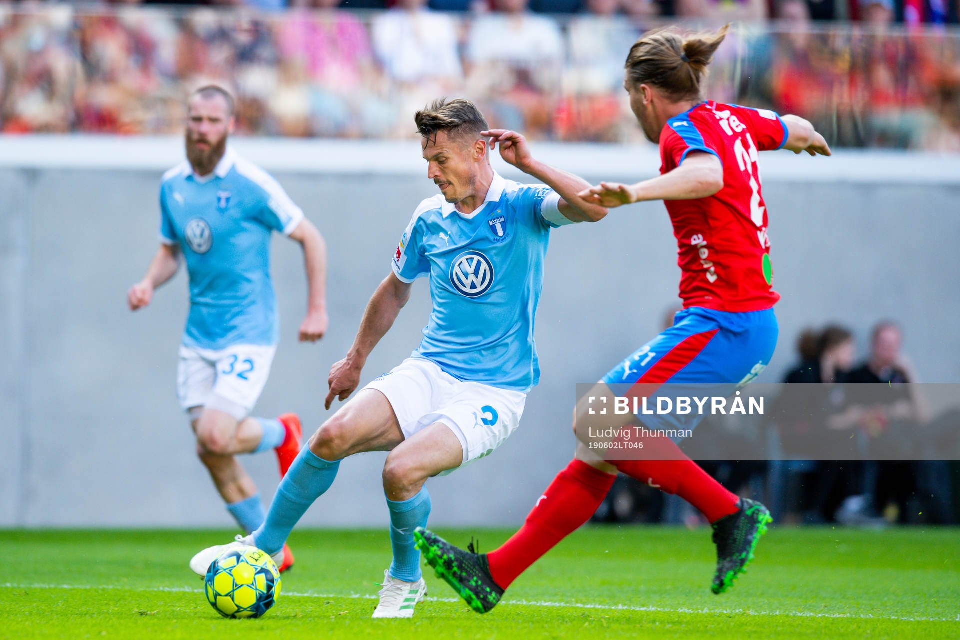 2 Malmö FFs Markus Rosenberg bevakas av Helsingborgs