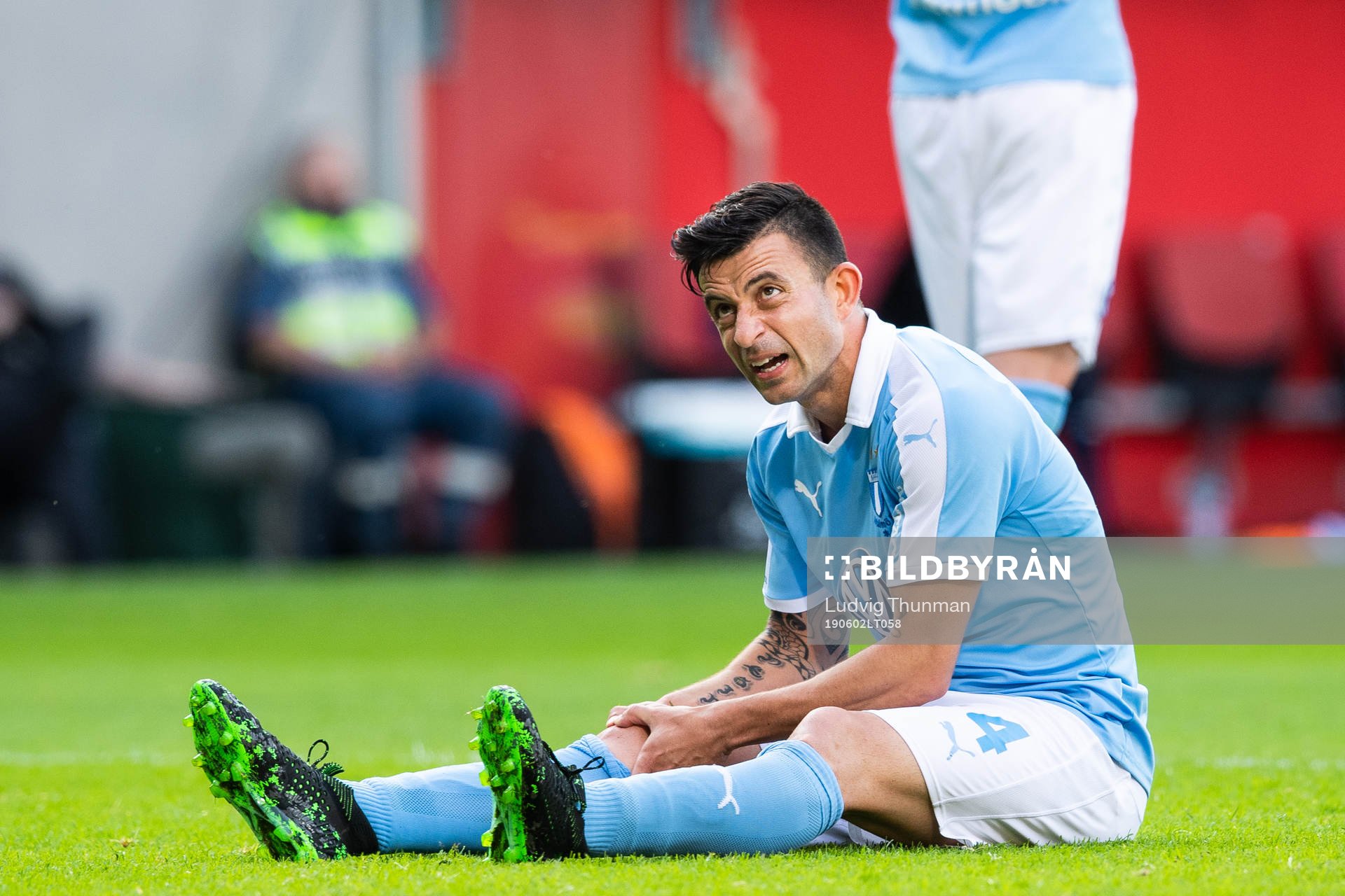 2 Malmö FFs Behrang Safari tar sig mot knäet