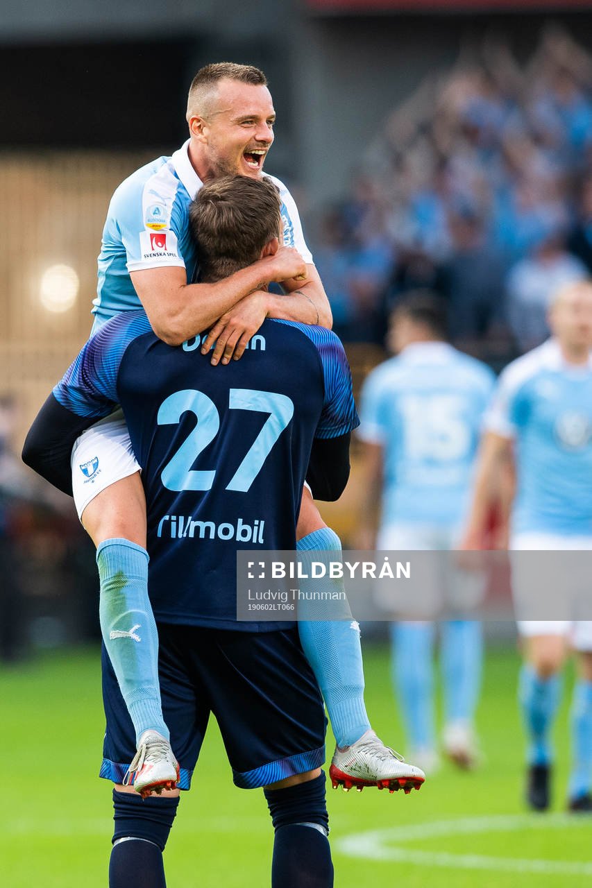 2 Malmö FFs Eric Larsson och målvakt Johan Dahlin kramas