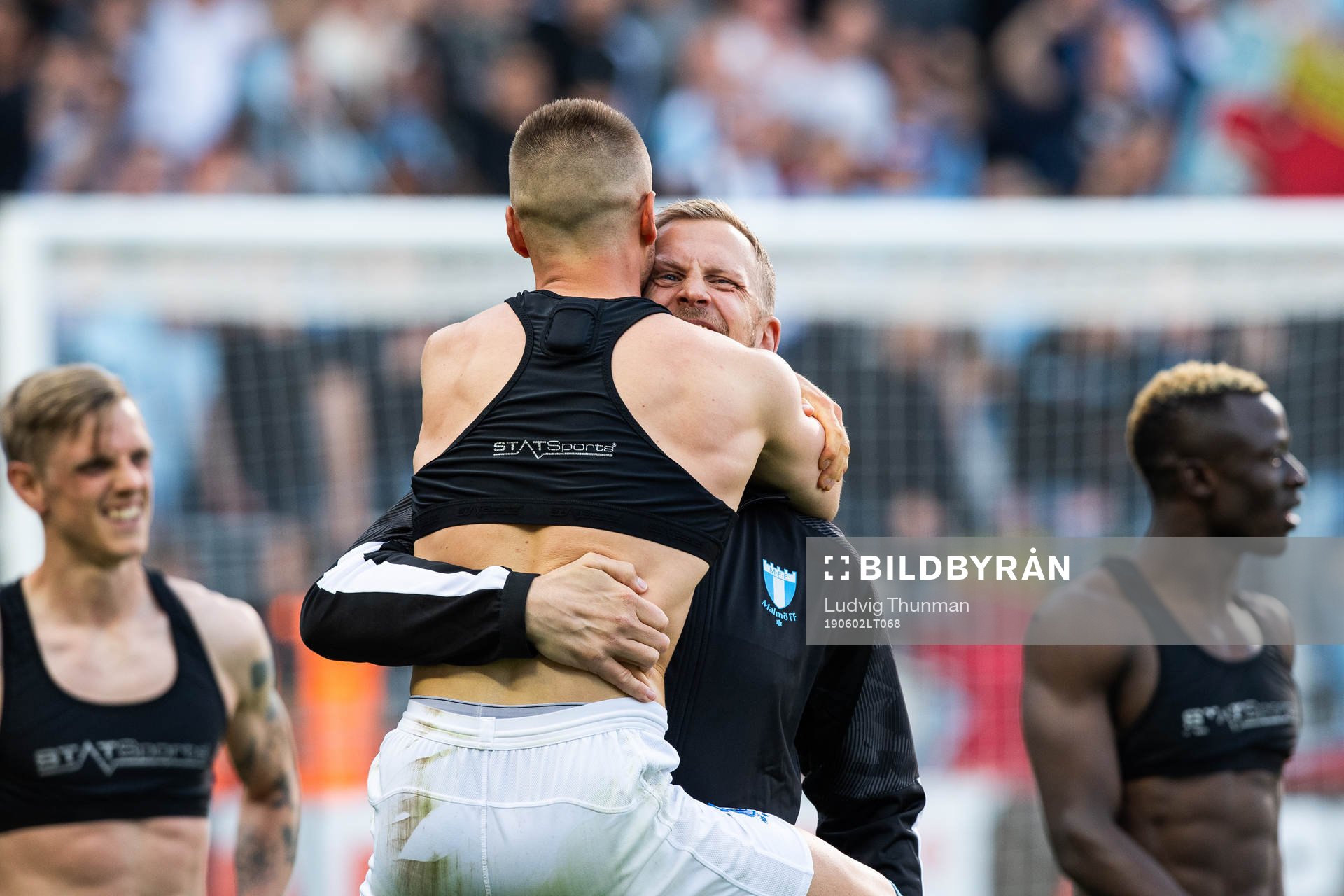 2 Malmö FFs Eric Larsson hoppar upp och kramar sjukgymnast