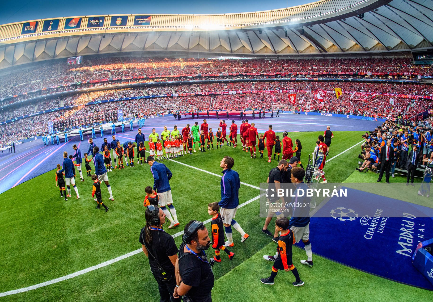 Players of Liverpool and of Tottenham enters the pitch