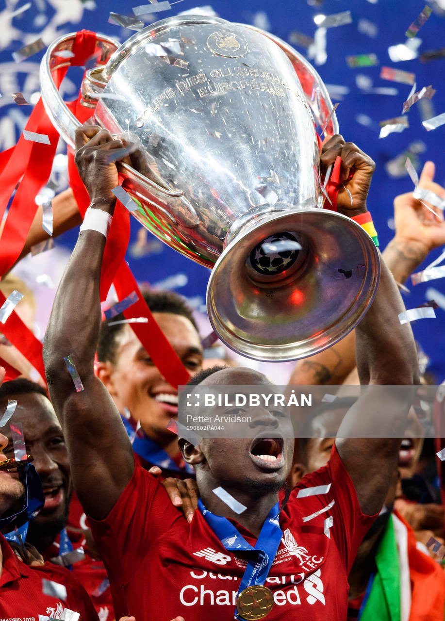 Sadio Mane of Liverpool celebrate with the trophy