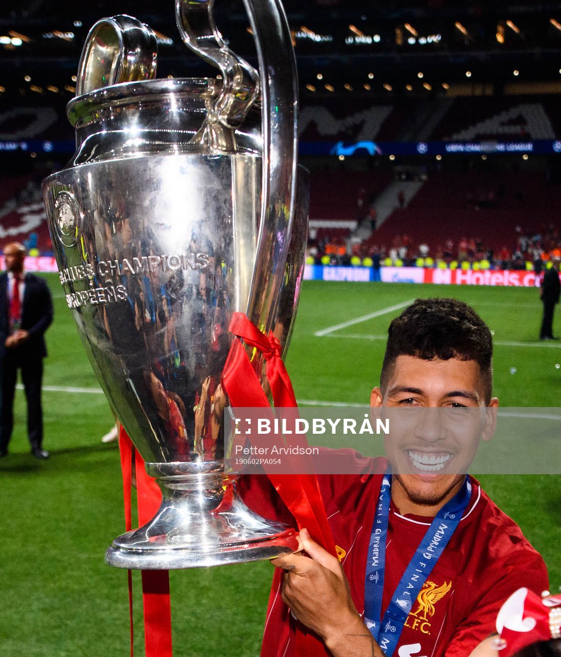 Roberto Firmino of Liverpool celebrate with the trophy