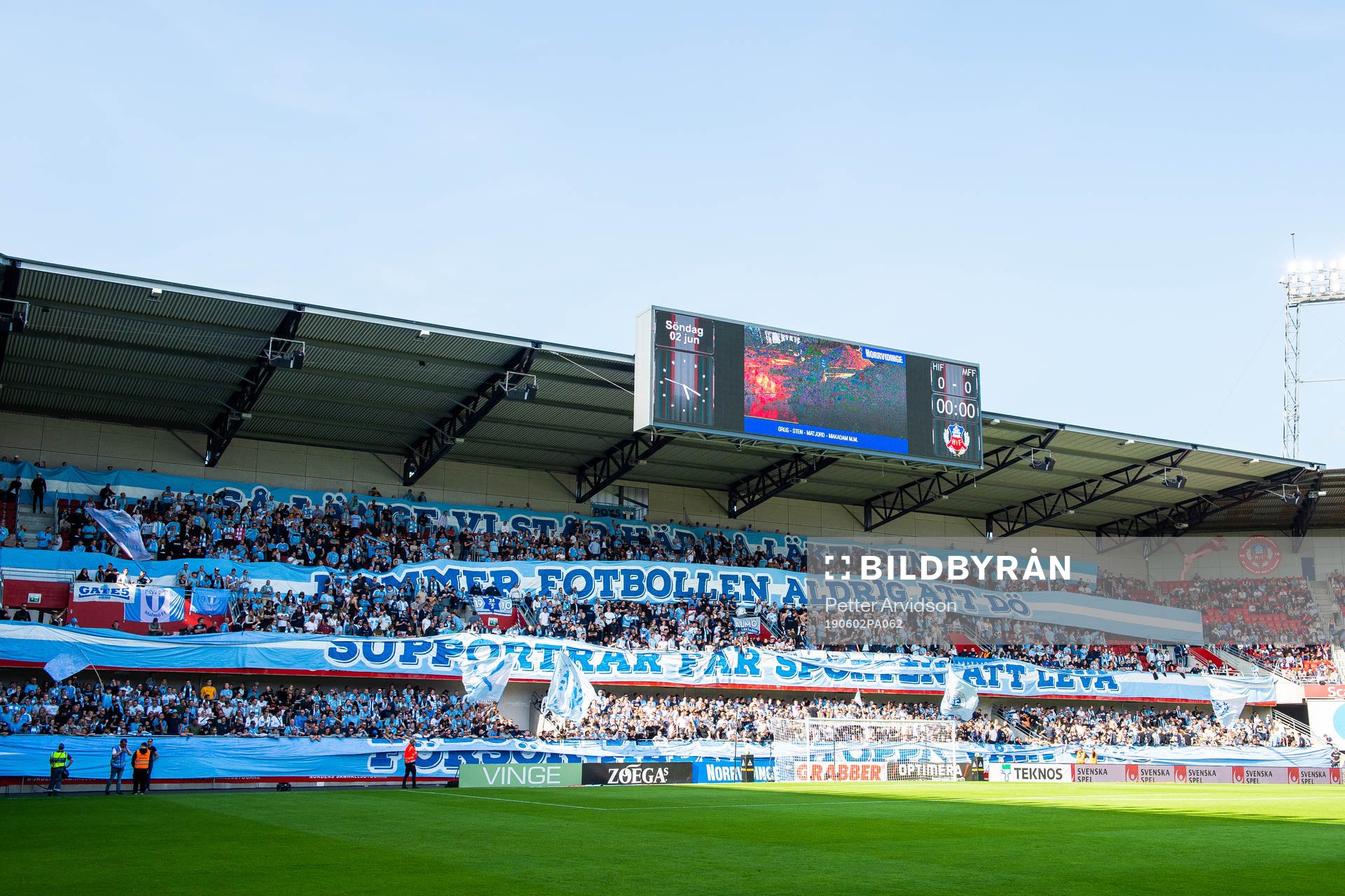 2 Malmö FFs supportrar med ett tifo