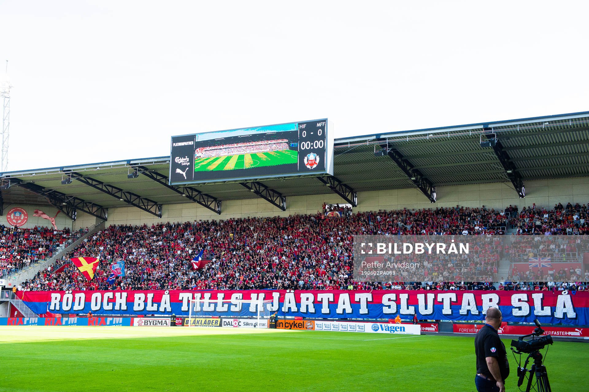 2 Helsingborgs supportrar  med ett tifo
