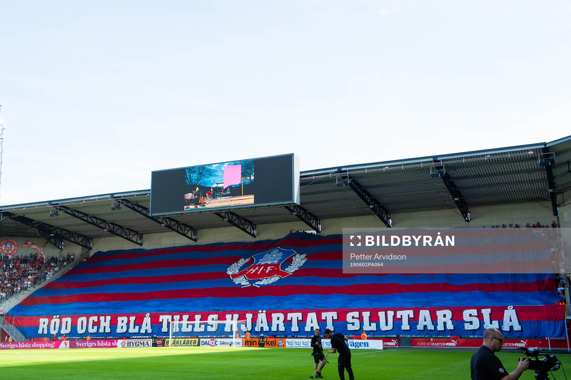 2 Helsingborgs supportrar  med ett tifo