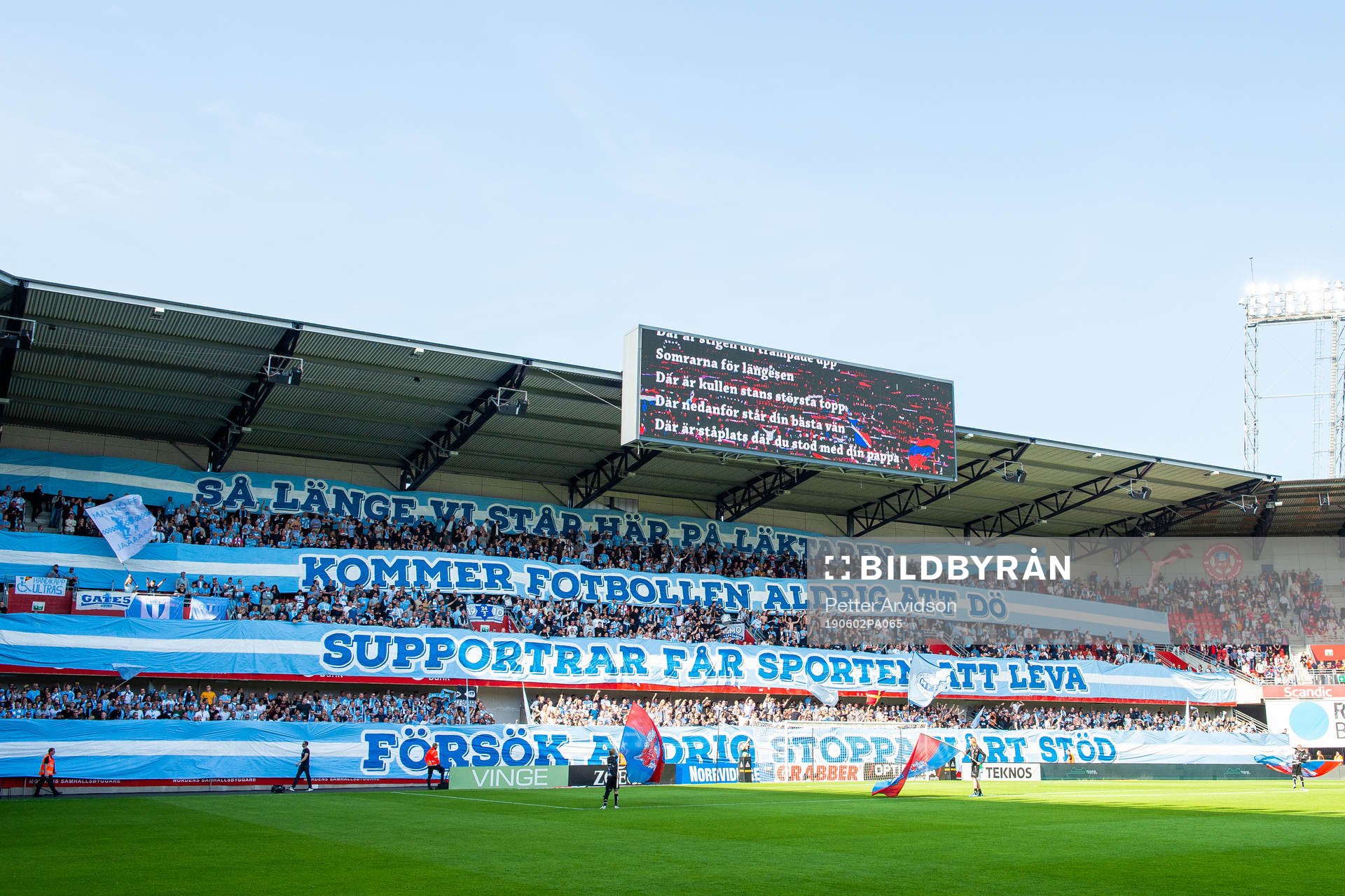 2 Malmö FFs supportrar  med ett tifo