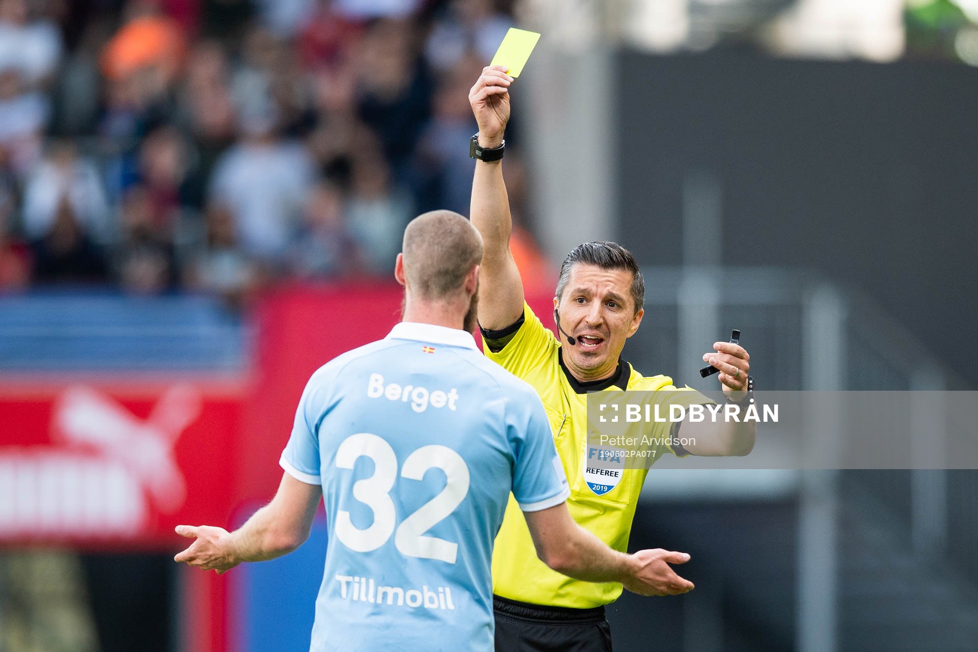 2 Malmö FFs Jo Inge Berget varnas av domare Bojan Pandzic