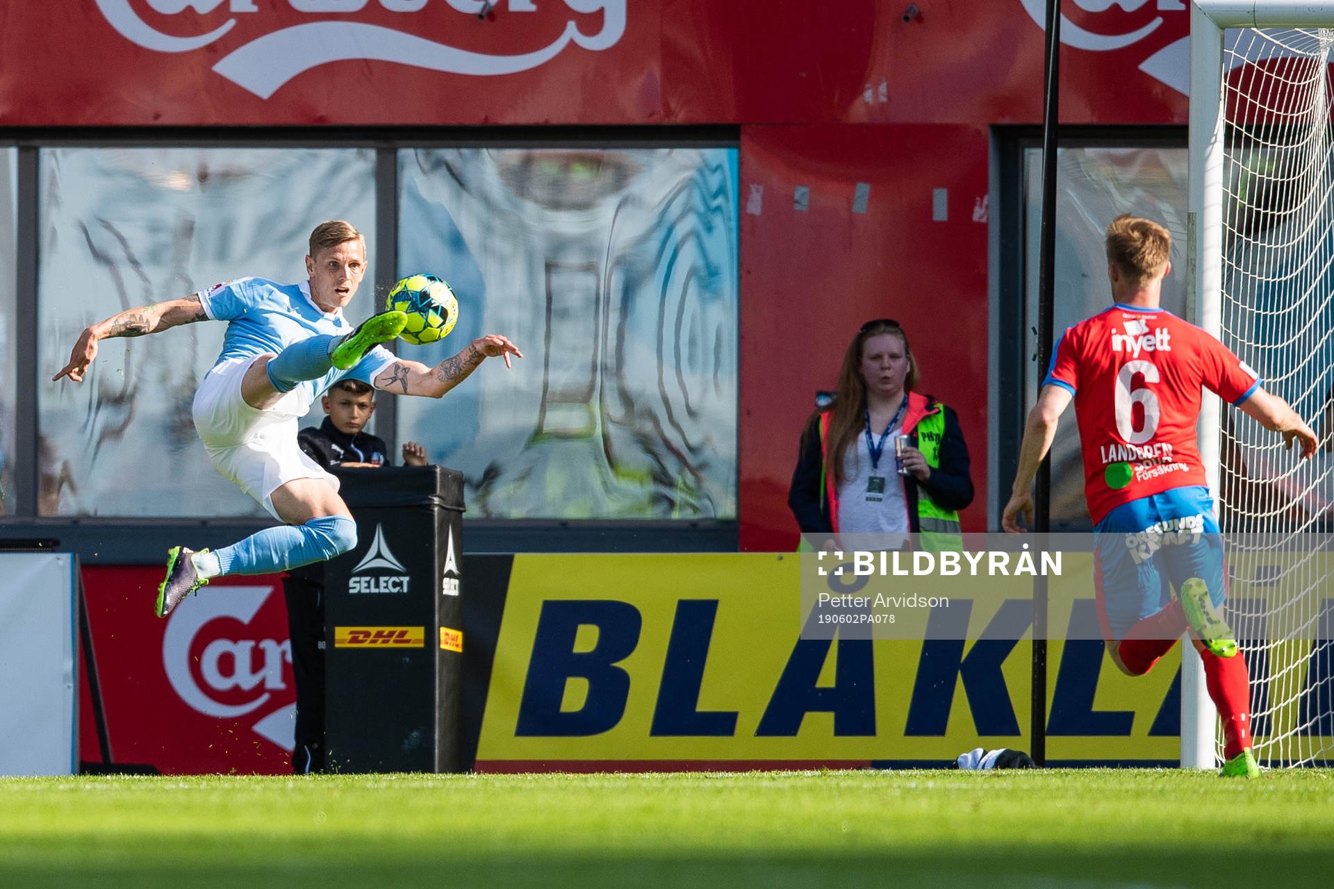 2 Malmö FFs Sören Rieks med en cykelspark