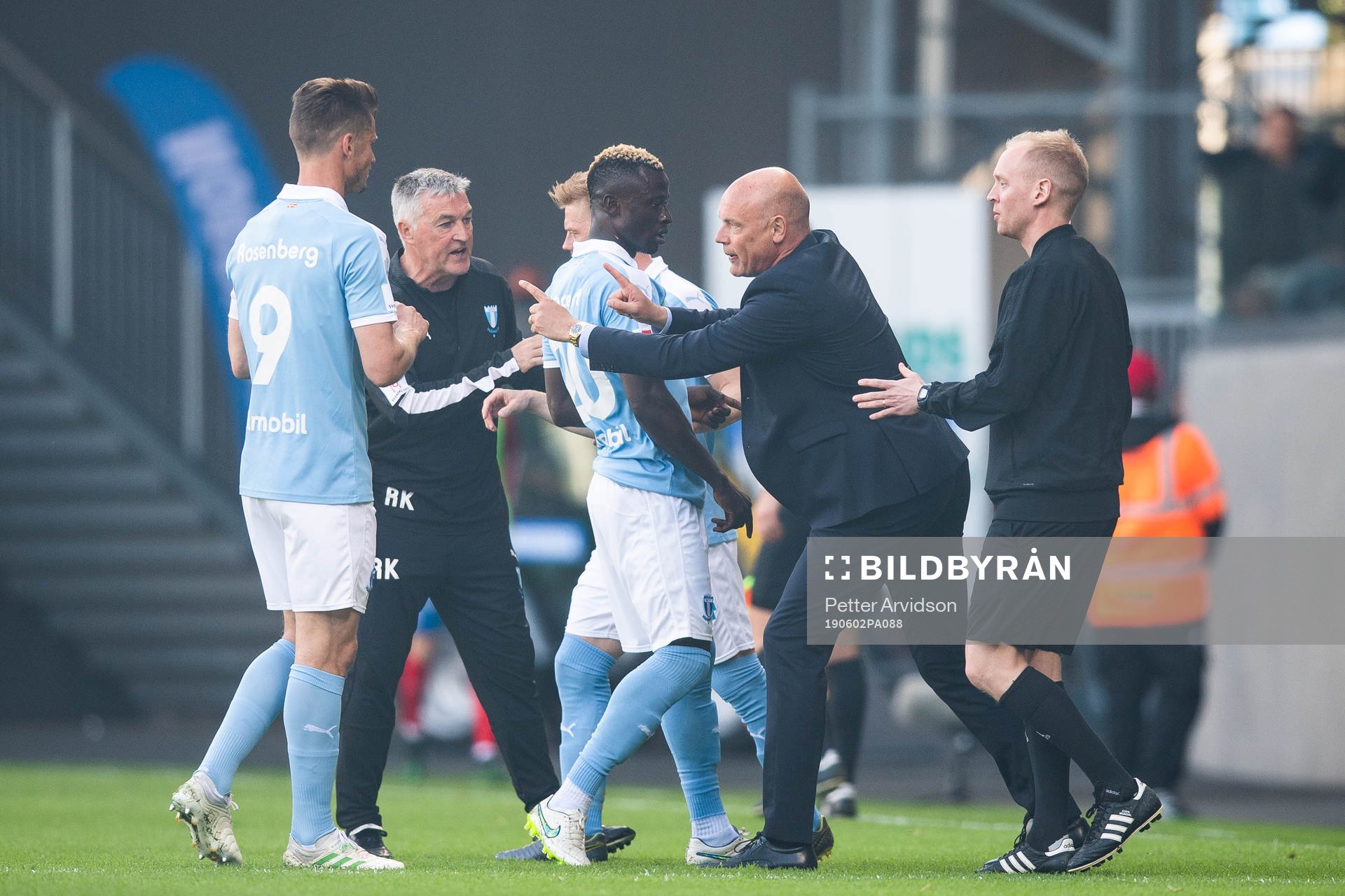 Malmö FFs tränare Uwe Rösler pratar med Markus Rosenberg och Bonke Innocent under fotbollsmatchen i Allsvenskan mellan Helsingborg och Malmö FF den 2 juni 2019 i Helsingborg.