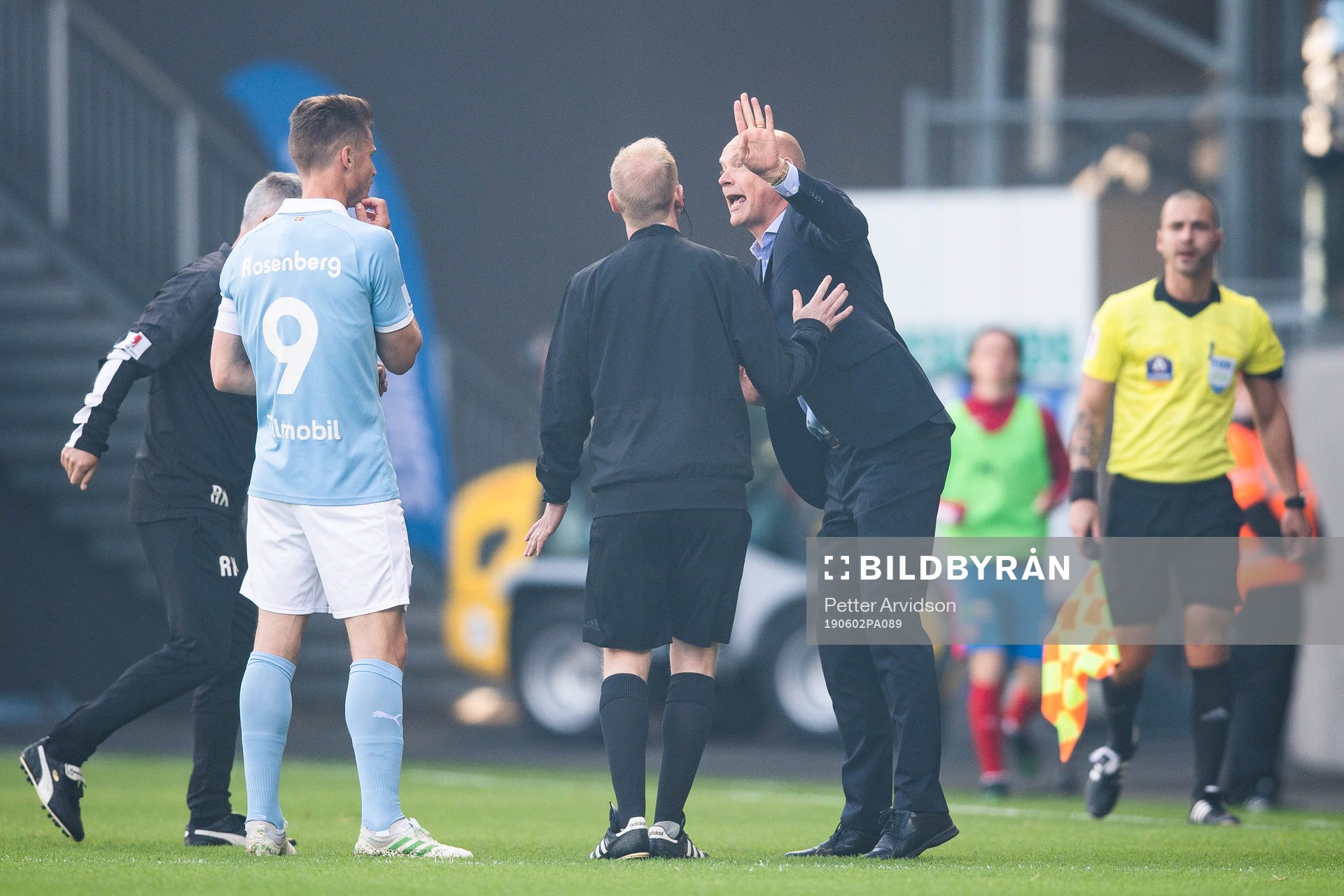 Malmö FFs tränare Uwe Rösler pratar med Markus Rosenberg under fotbollsmatchen i Allsvenskan mellan Helsingborg och Malmö FF den 2 juni 2019 i Helsingborg.