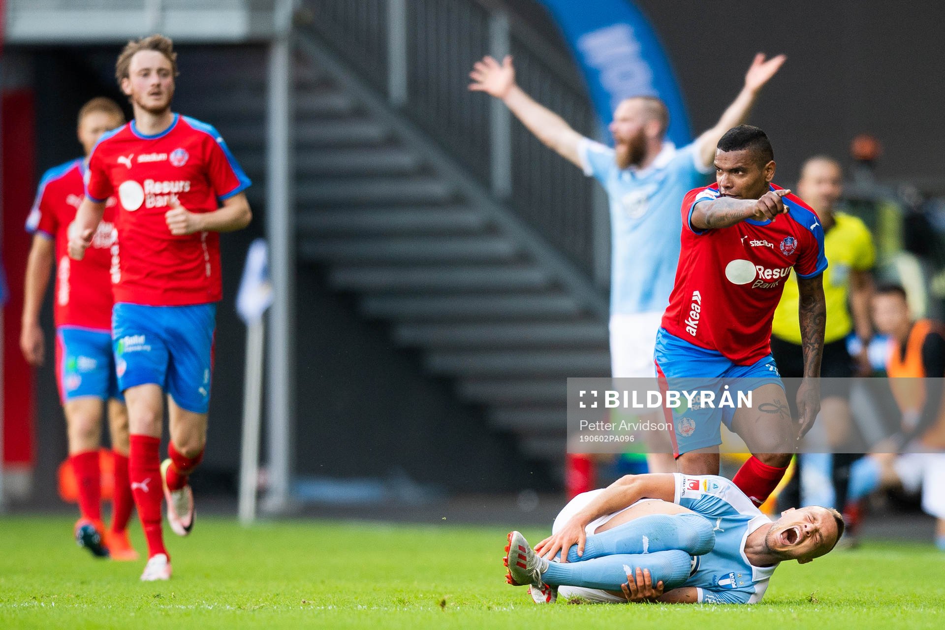 2 Malmö FFs Eric Larsson faller