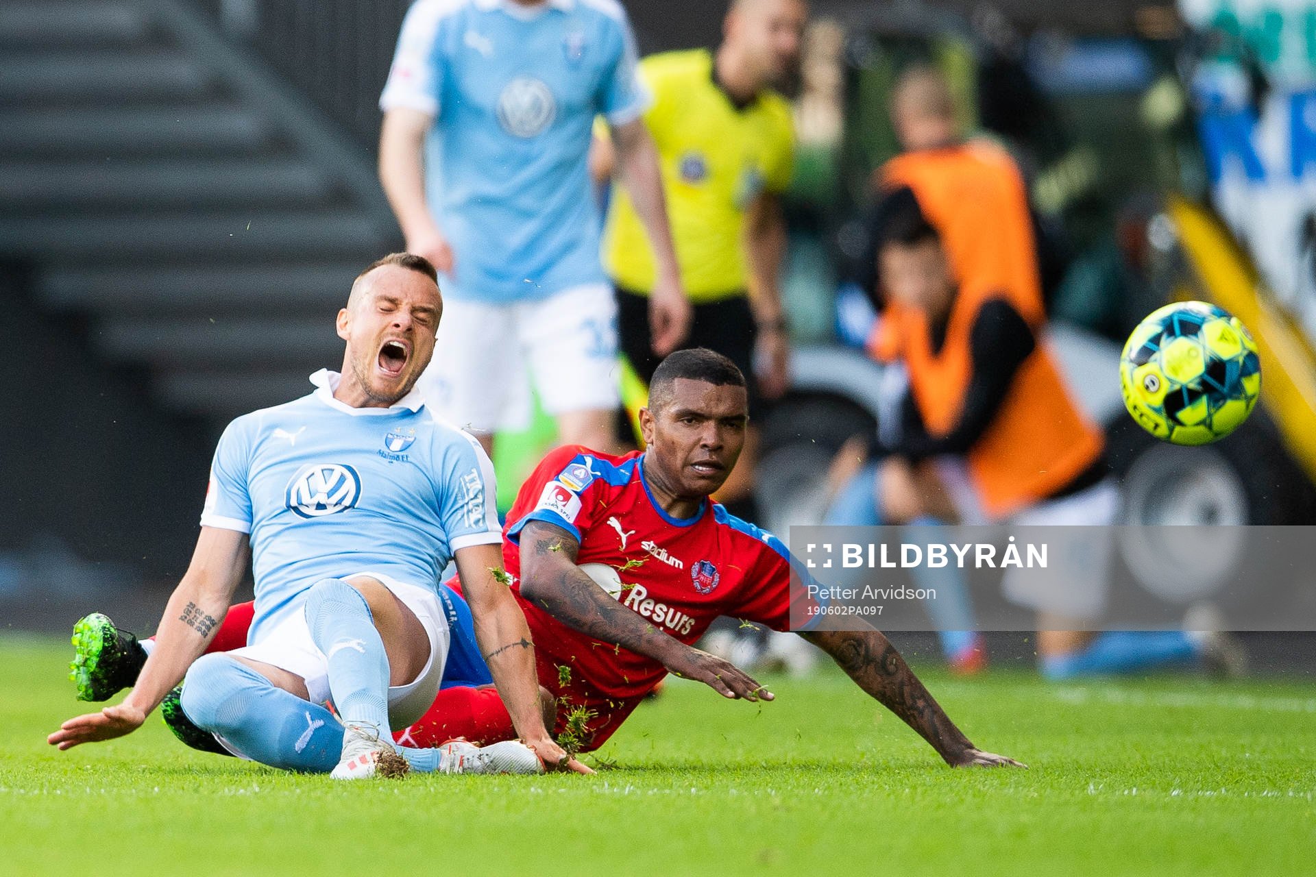 2 Malmö FFs Eric Larsson tacklas av Helsingborgs Wanderson