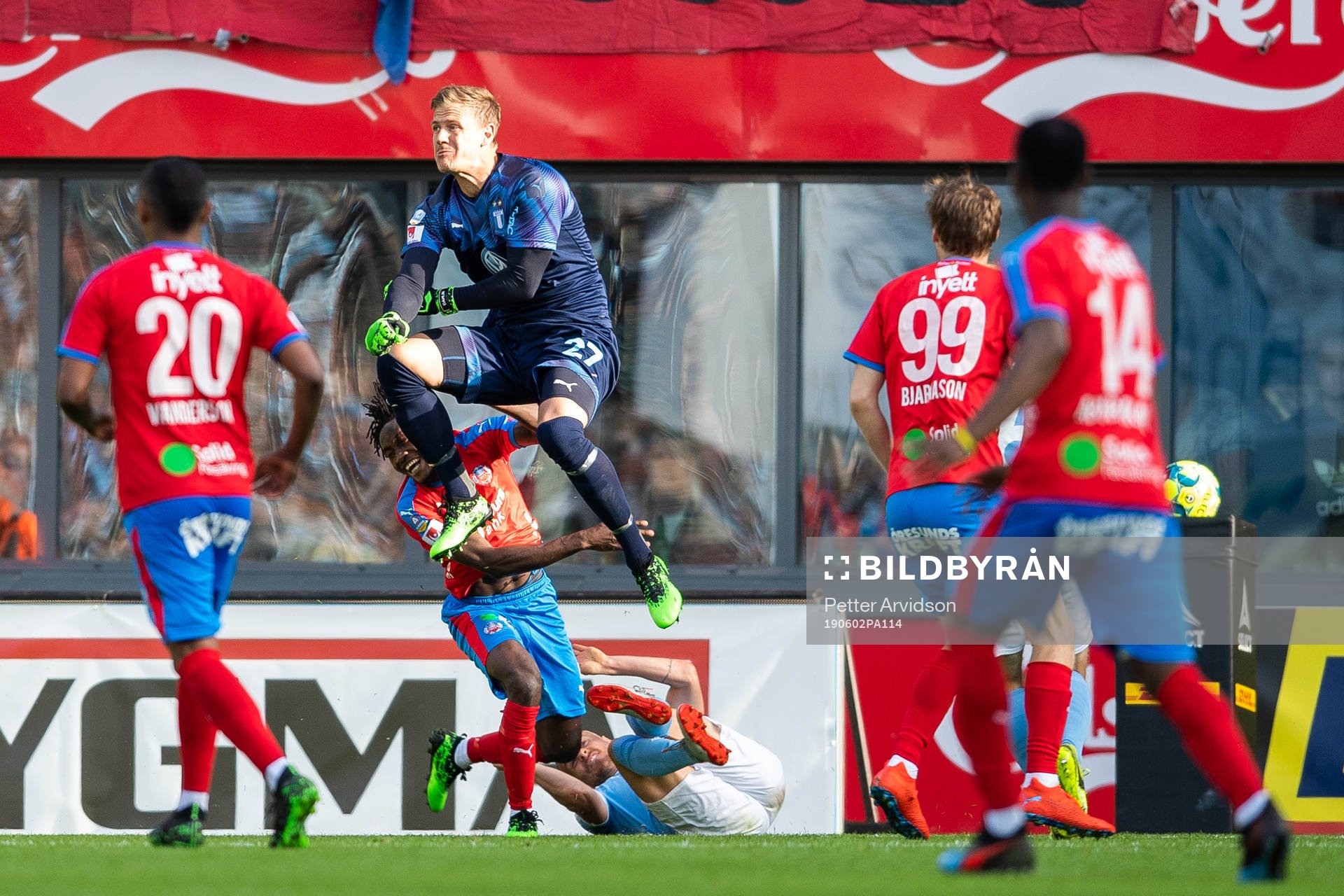 2 Malmö FFs målvakt Johan Dahlin i krock med Helsingborgs