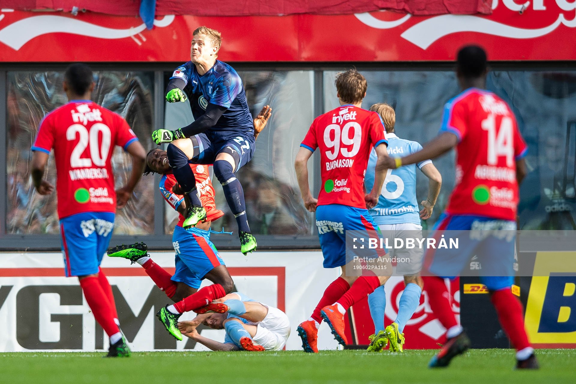 2 Malmö FFs målvakt Johan Dahlin i krock med Helsingborgs