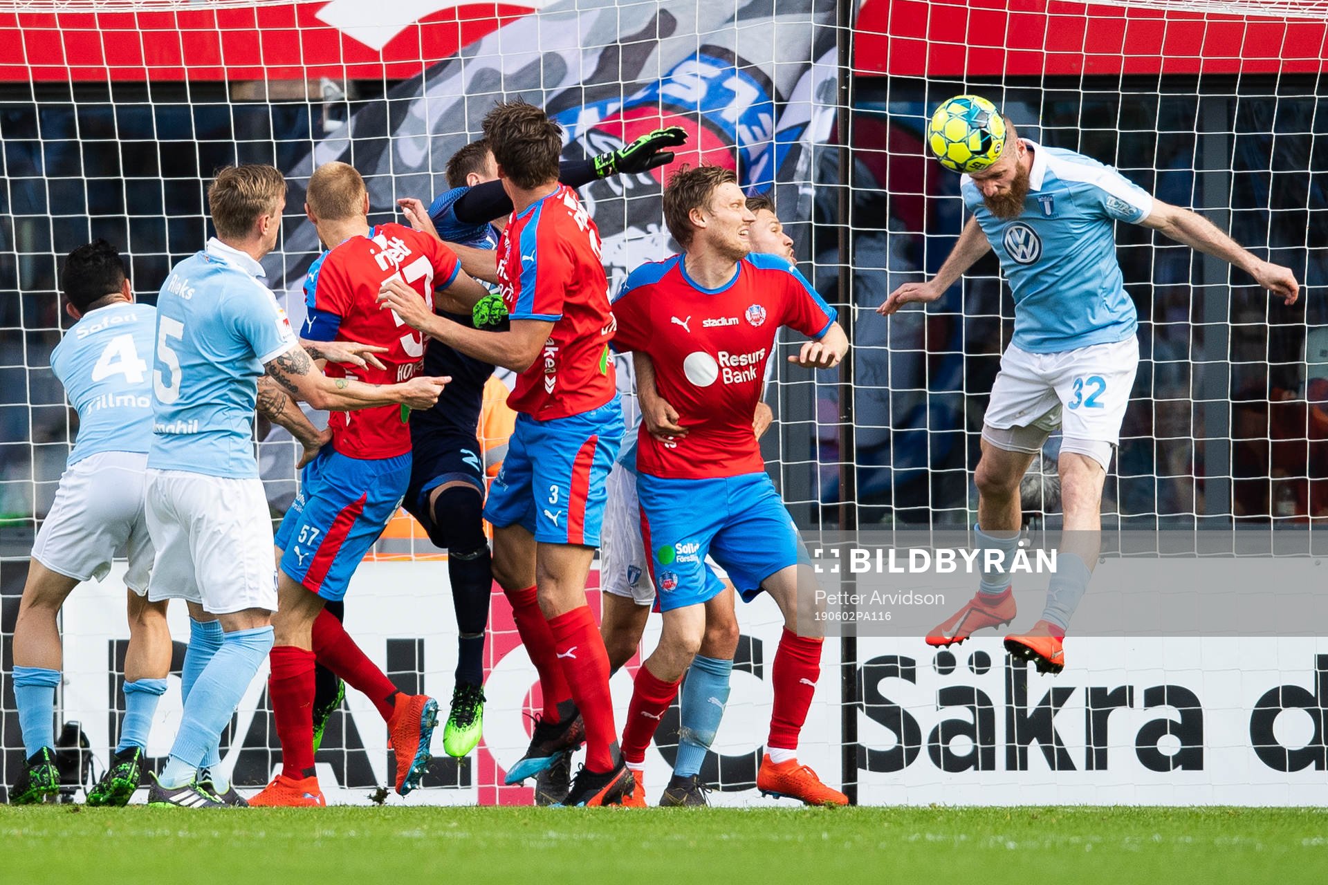 2 Malmö FFs Jo Inge Berget nickar undan bollen på