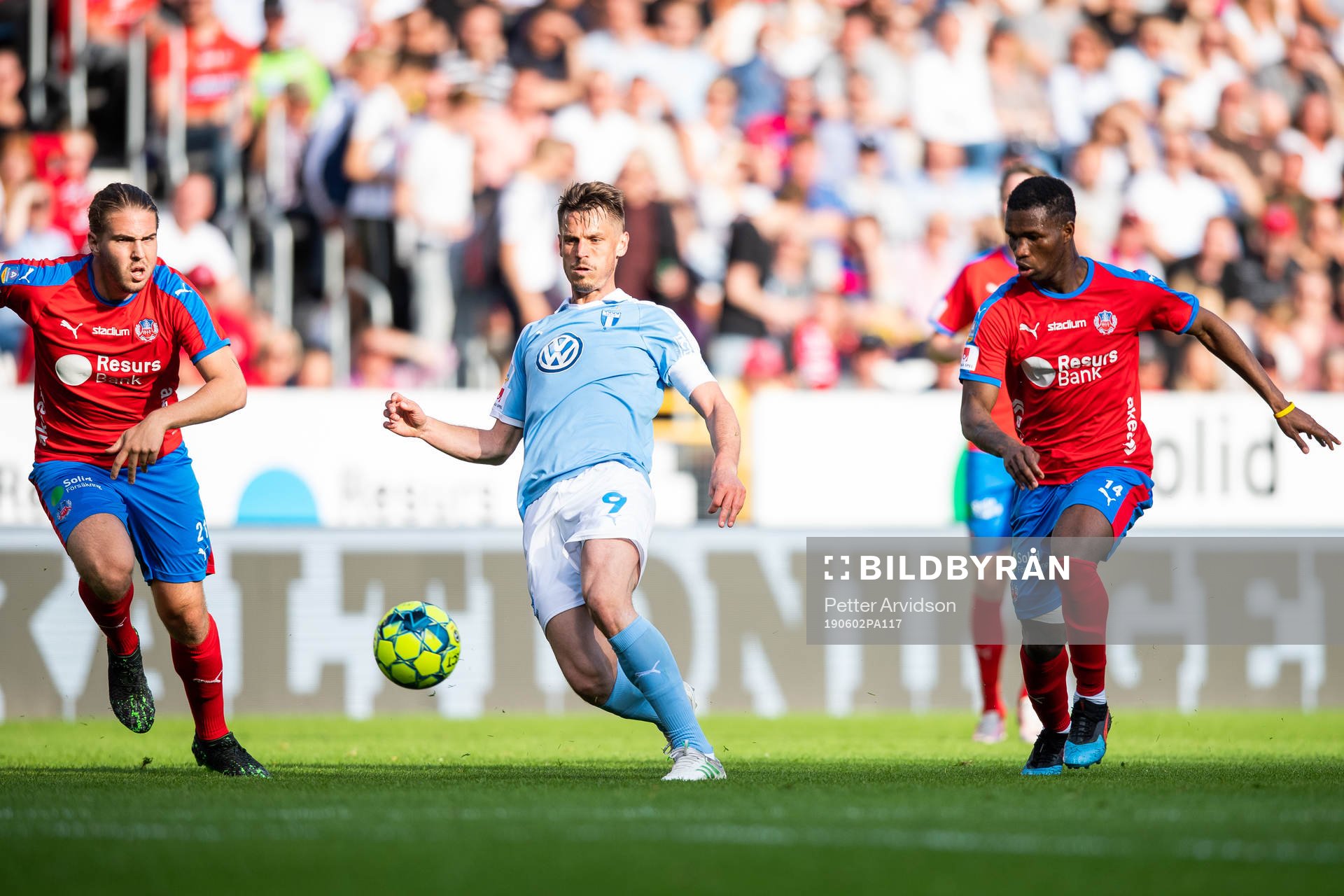 2 Malmö FFs Markus Rosenberg mellan Helsingborgs Charlie