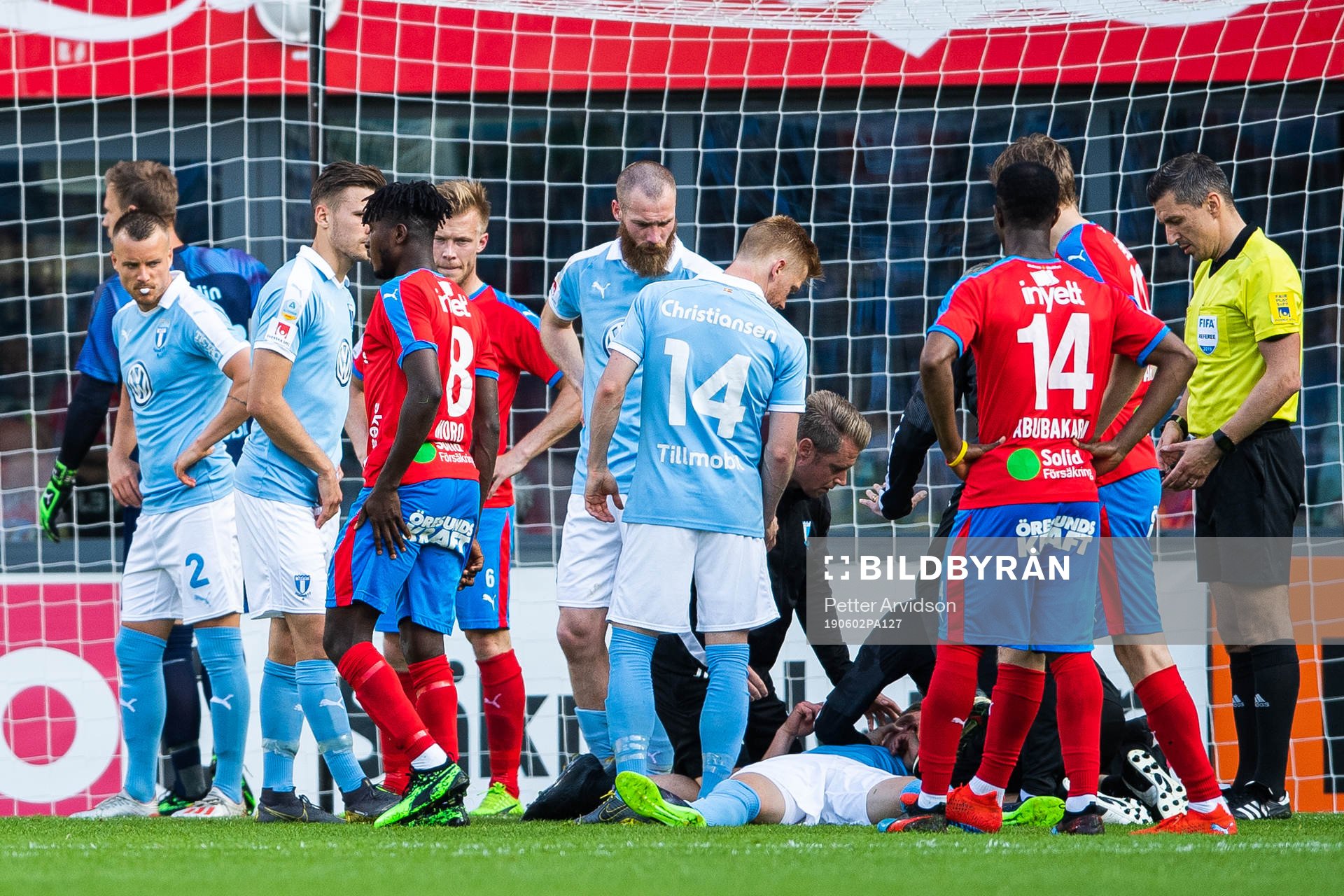 2 Malmö FFs Oscar Lewicki ligger ner och ses om