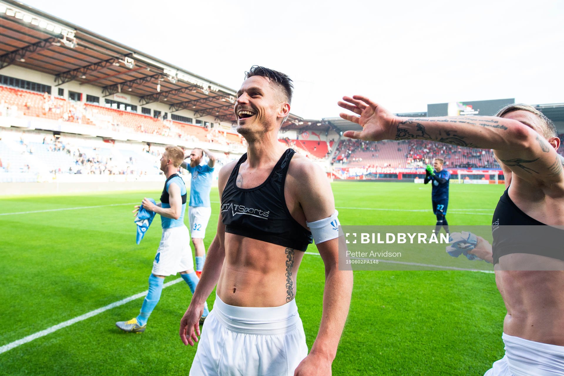 2 Malmö FFs Markus Rosenberg och tackar publiken