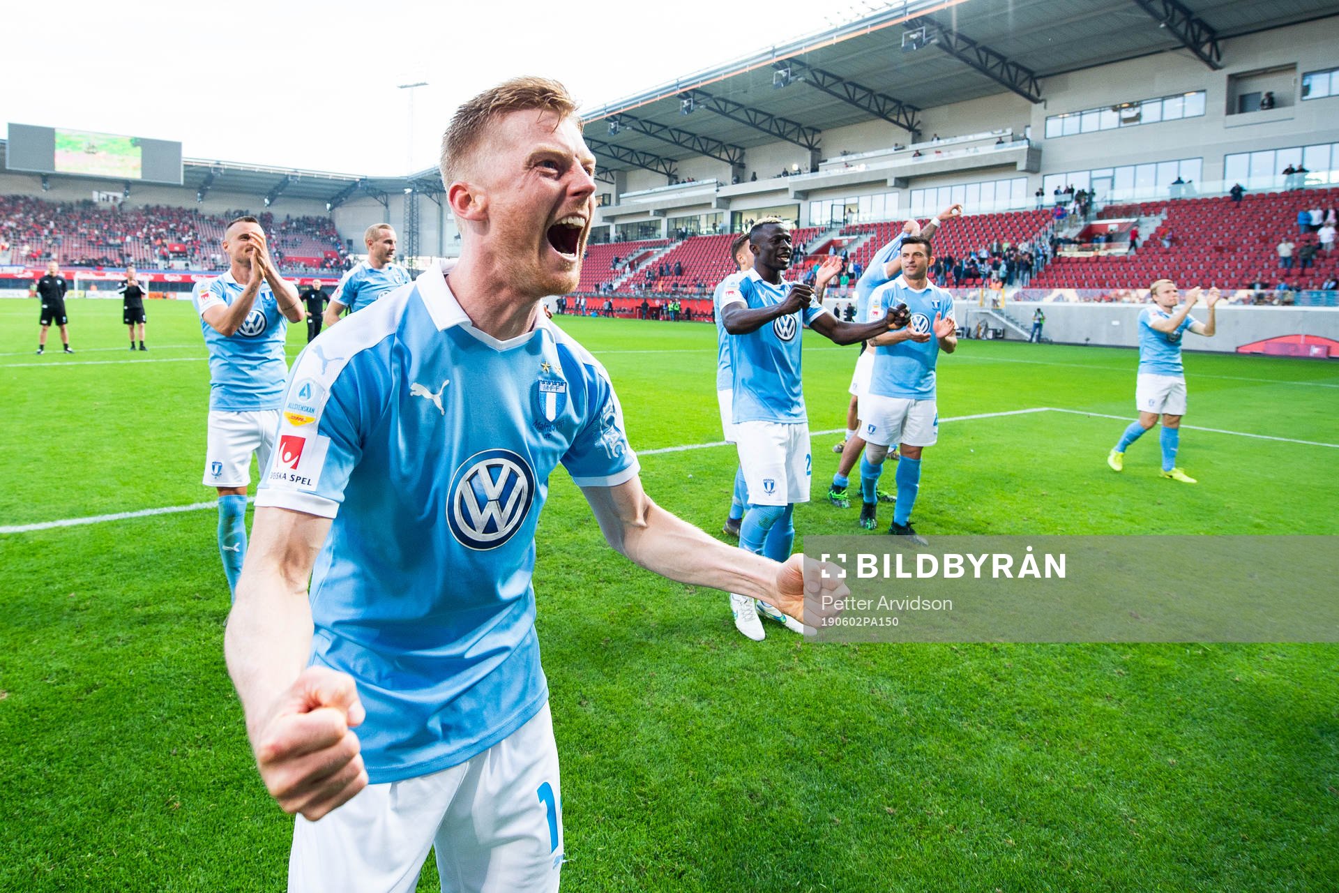 2 Malmö FFs Anders Christiansen jublar och tackar publiken