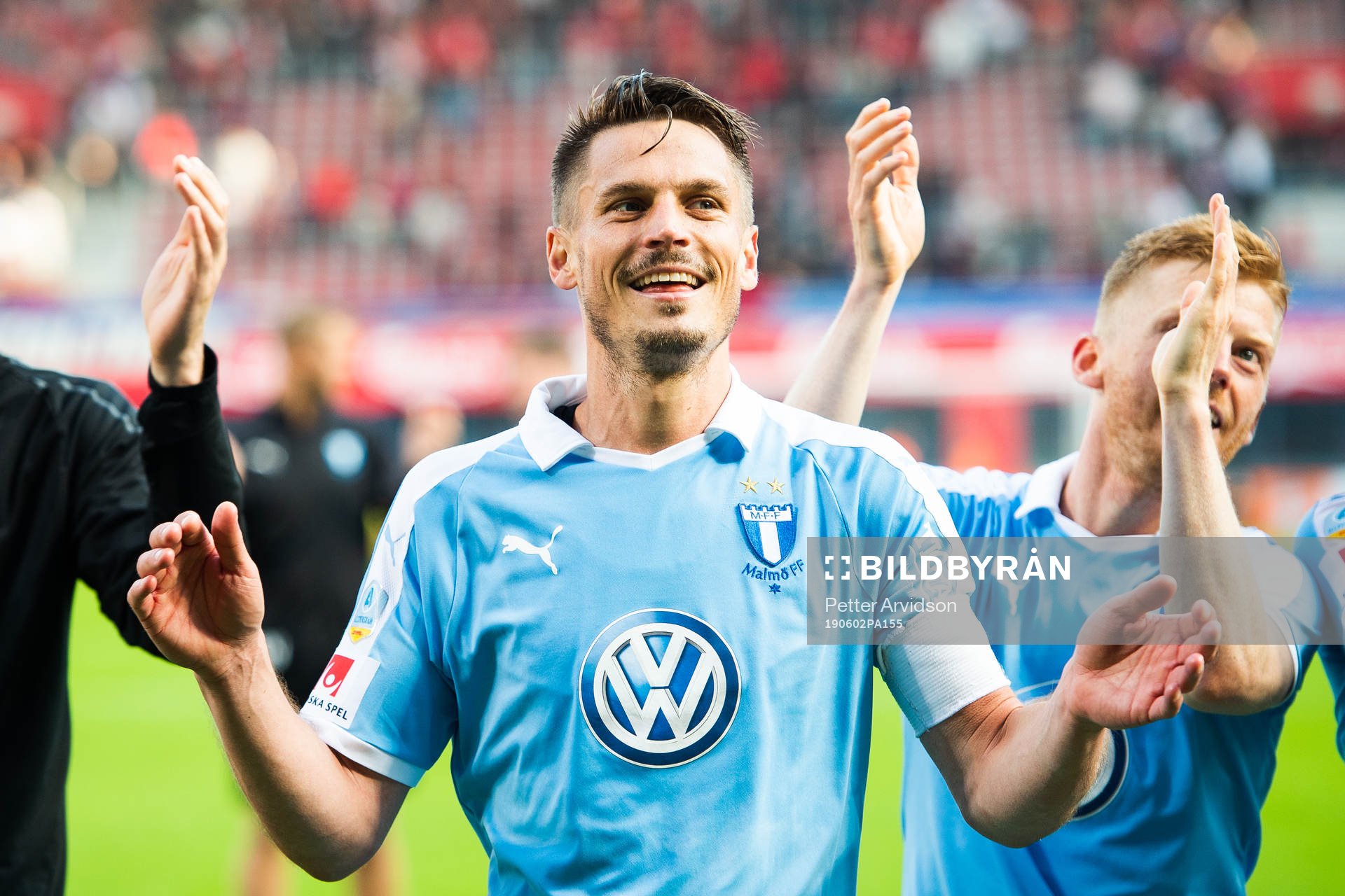 2 Malmö FFs Markus Rosenberg jublar och tackar publiken