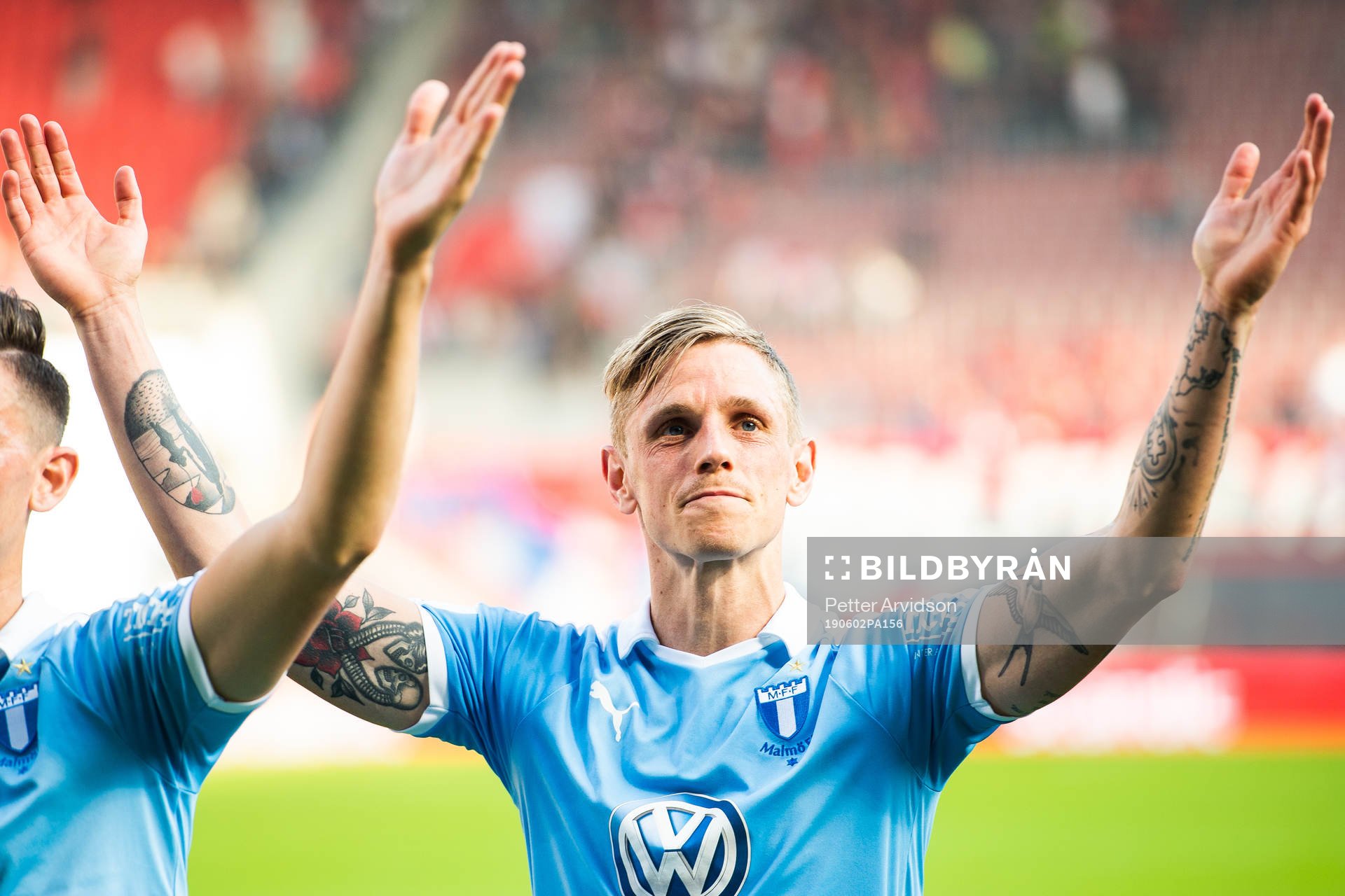 2 Malmö FFs Sören Rieks jublar och tackar publiken