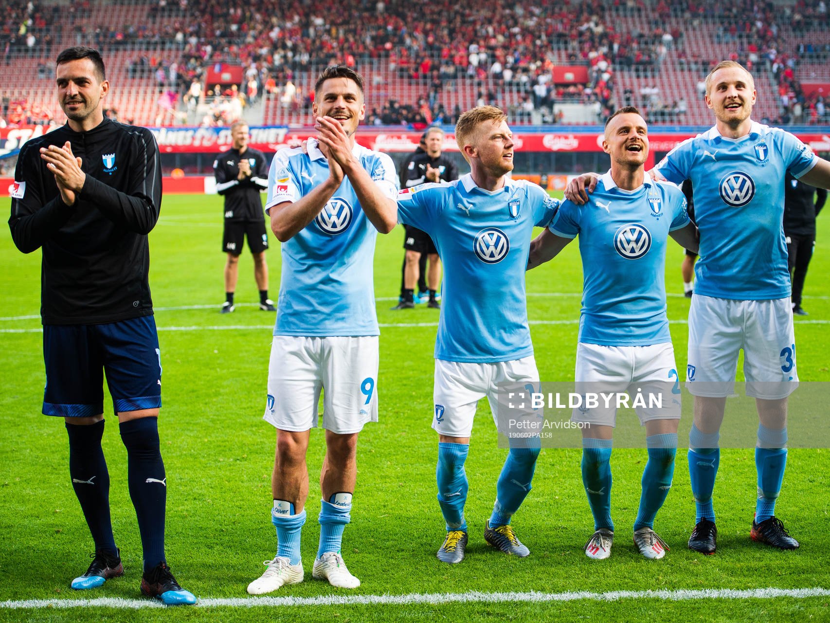 Malmö FFs målvakt Dusan Melicharek, Markus Rosenberg, Anders Christiansen, Eric Larsson och Franz Brorsson jublar och tackar publiken efter fotbollsmatchen i Allsvenskan mellan Helsingborg och Malmö FF den 2 juni 2019 i Helsingborg.