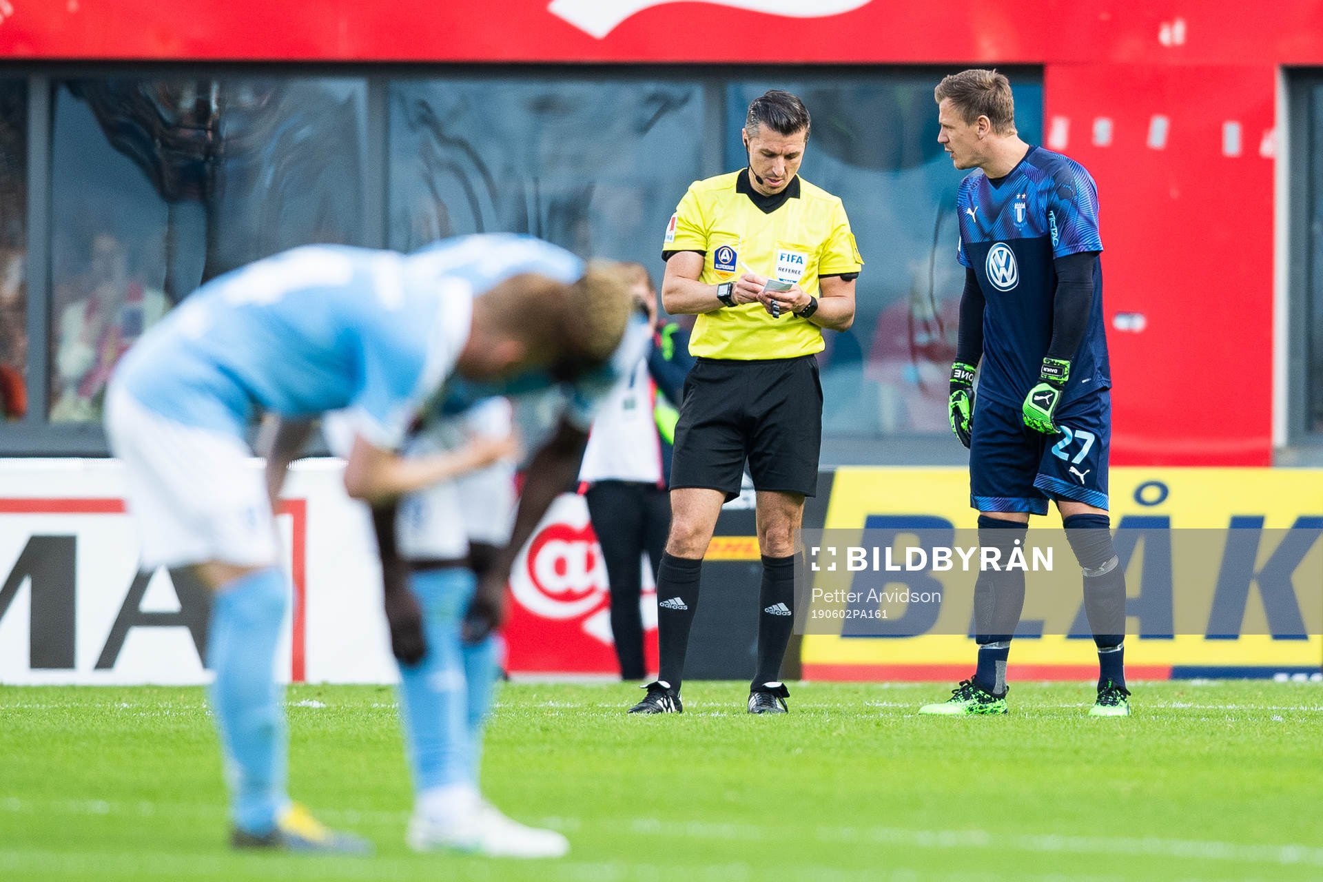 2 Domare Bojan Pandzic och Malmö FFs målvakt Johan Dahlin