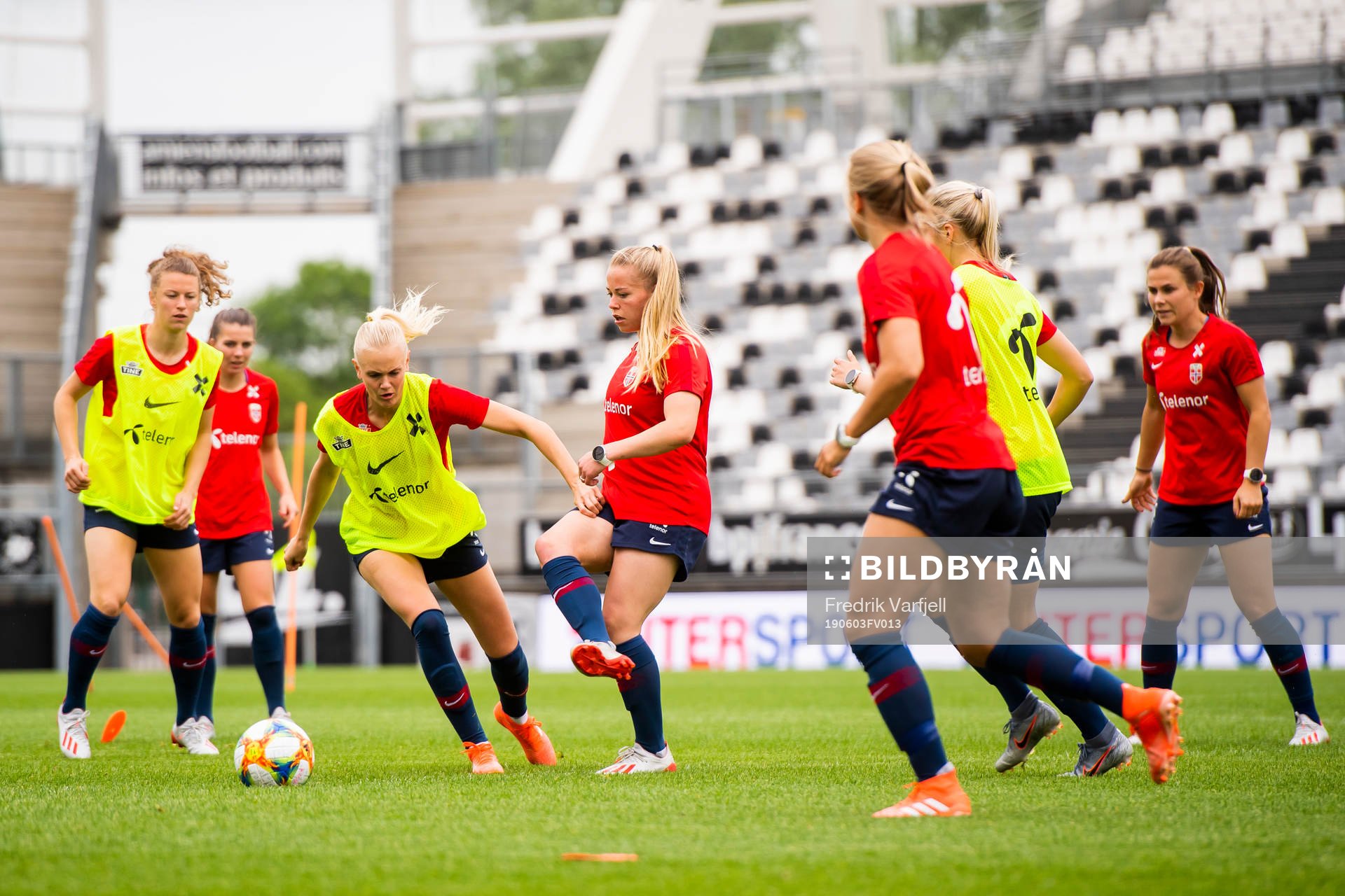 Karina Sævik and Therese Sessy Åsland of Norway