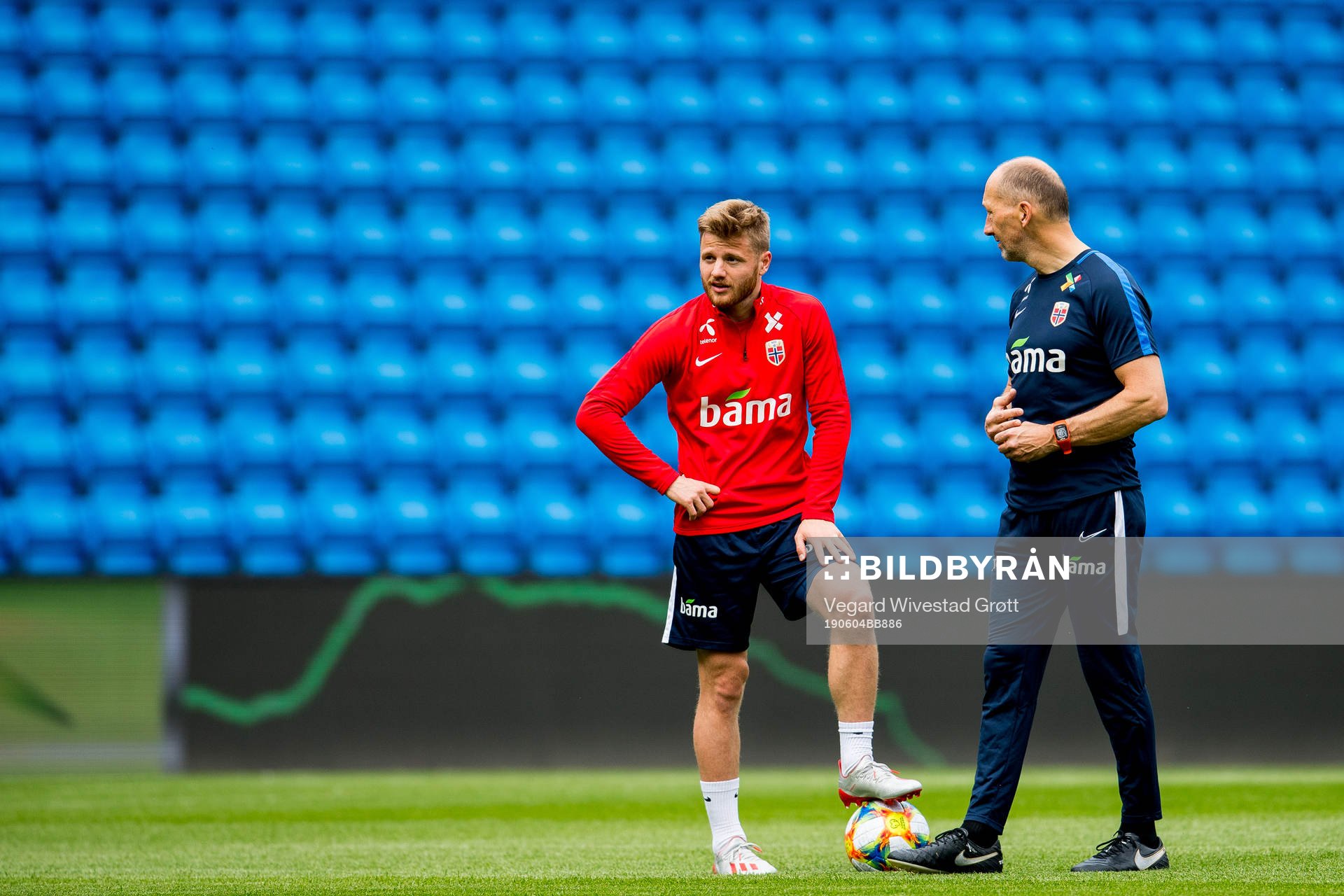 Fredrik Midtsjø and Leif Arne Lystad, physio of Norway