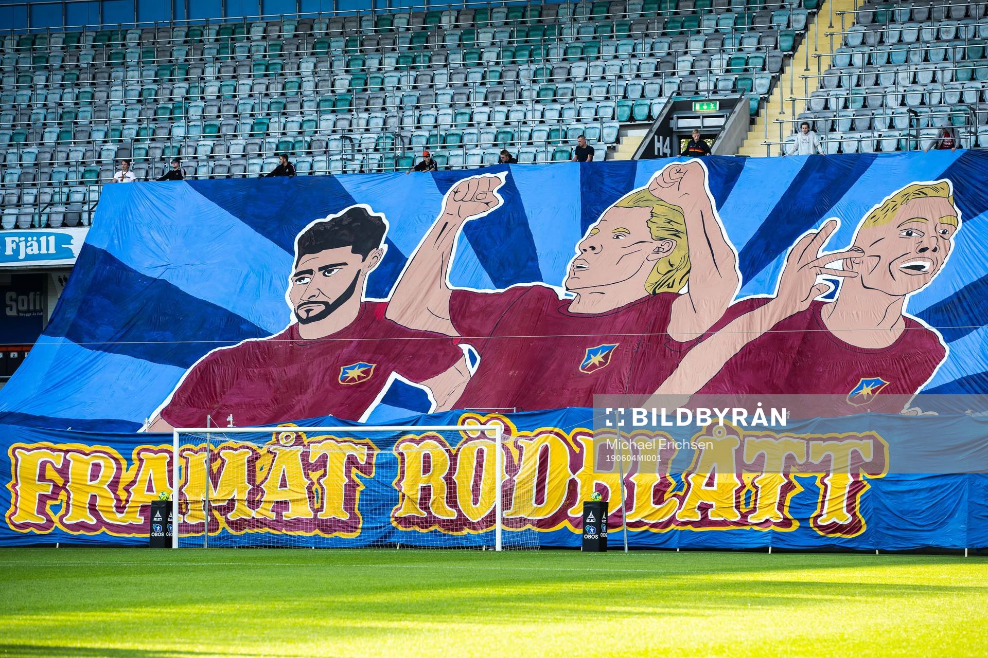 Örgrytes supportrar med ett tifo