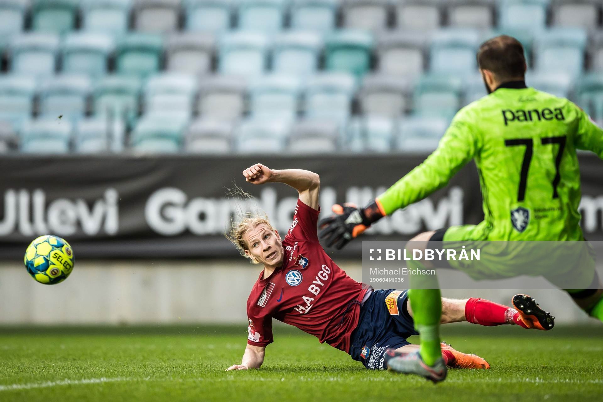 Örgrytes Gustav Ludwigson spelar fram till Fredrik Zanjanchi (ej i bild) som gör 2-0 under fotbollsmatchen i Superettan mellan Örgryte och Syrianska den 4 juni 2019 i Göteborg.