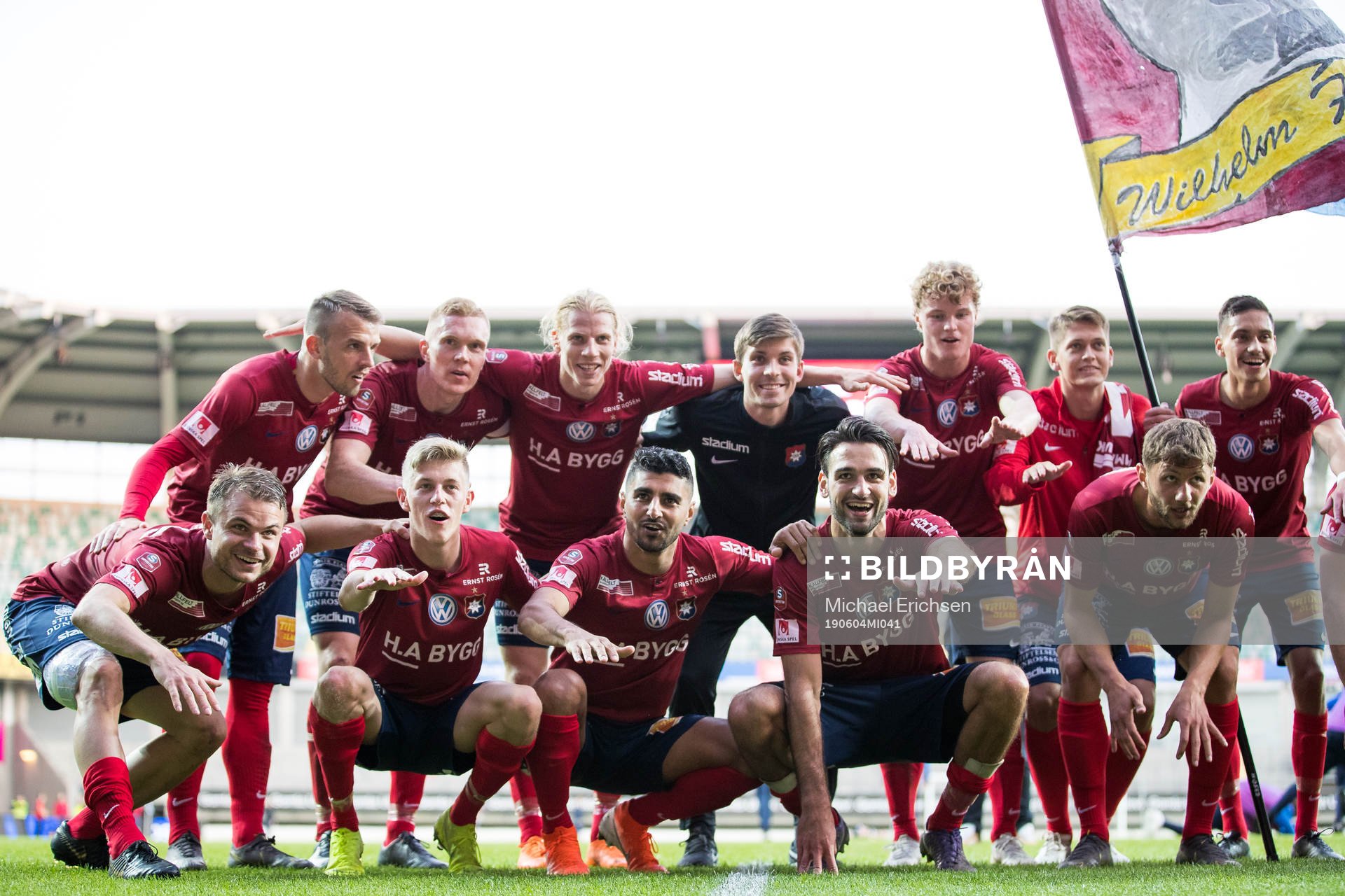 Örgryte jublar framför klacken efter fotbollsmatchen i Superettan mellan Örgryte och Syrianska den 4 juni 2019 i Göteborg.