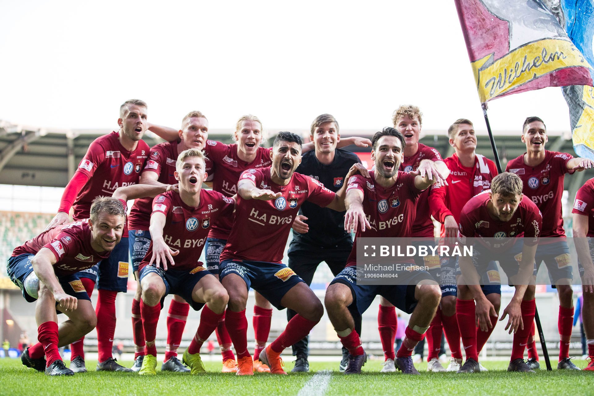 Örgryte jublar framför klacken efter fotbollsmatchen i Superettan mellan Örgryte och Syrianska den 4 juni 2019 i Göteborg.