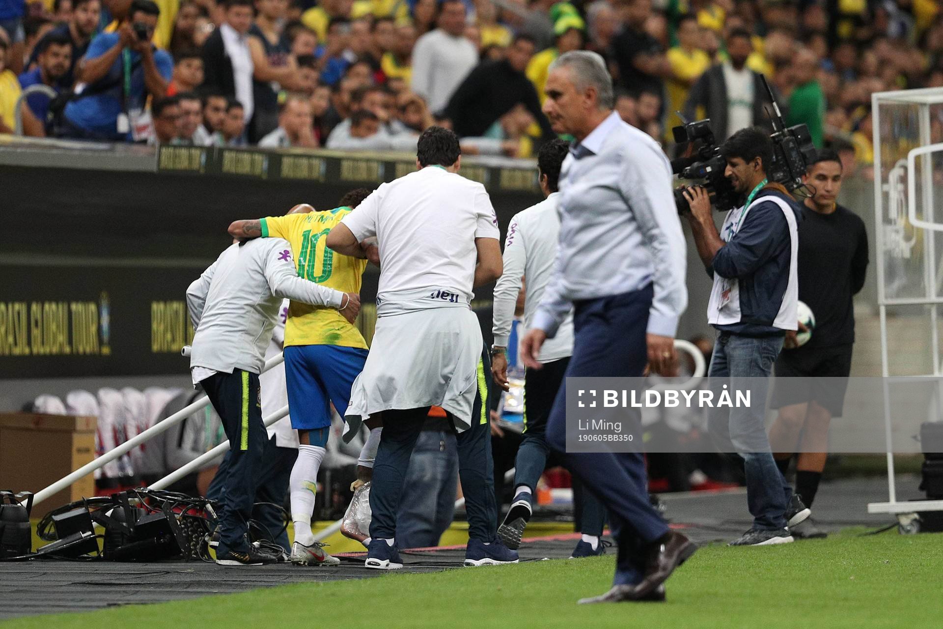 -- BRASILIA, June 6, 2019 -- Brazil s Neymar (2nd L) walks off the pitch after injury during a friendly soccer match between Brazil and Qatar in Brasilia, Brazil, June 5, 2019.