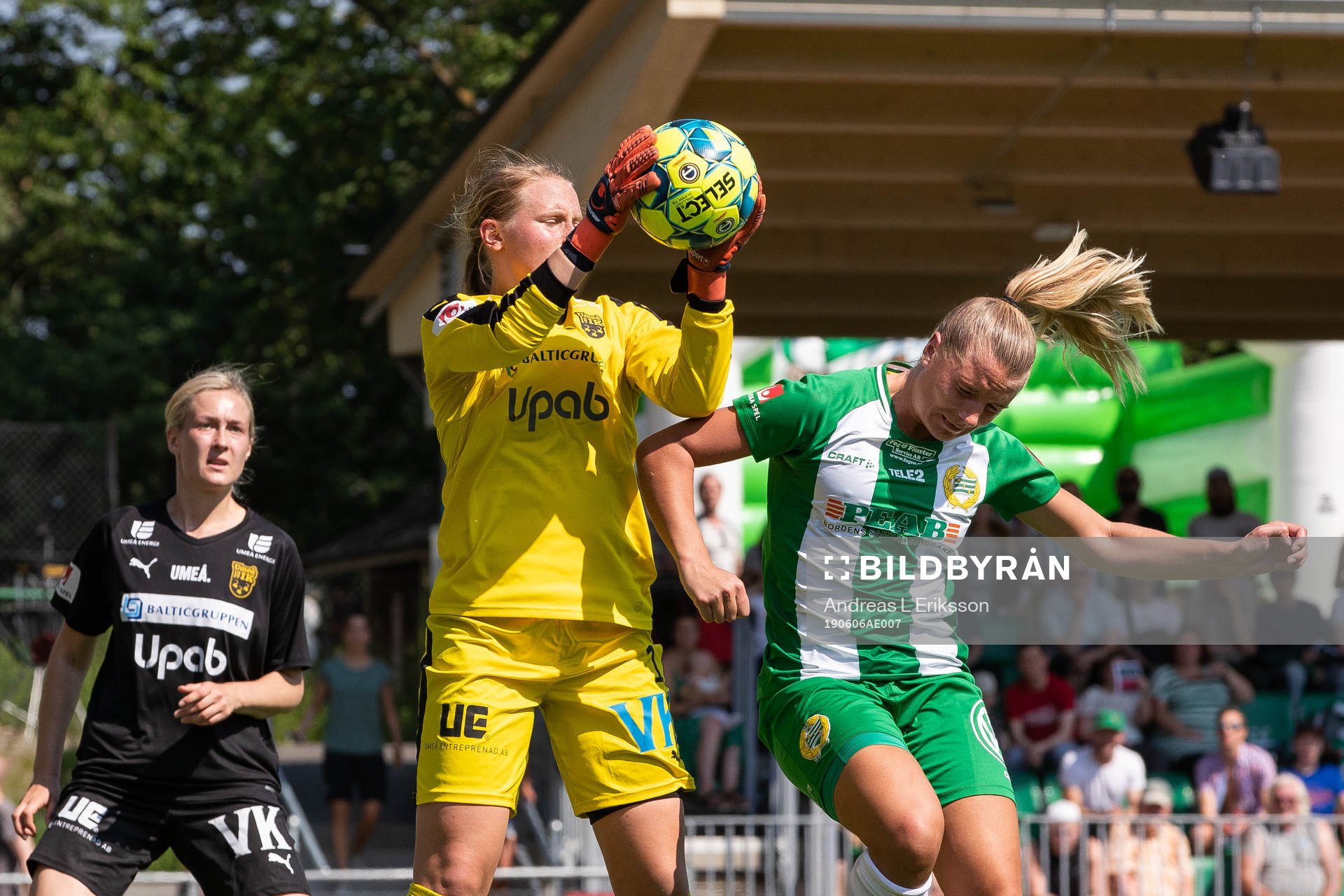 Umeås målvakt Agnes Granberg i kamp med Hammarbys Louise Lillbäck under fotbollsmatchen i Elitettan mellan Hammarby och Umeå den 6 juni 2019 i Stockholm.
