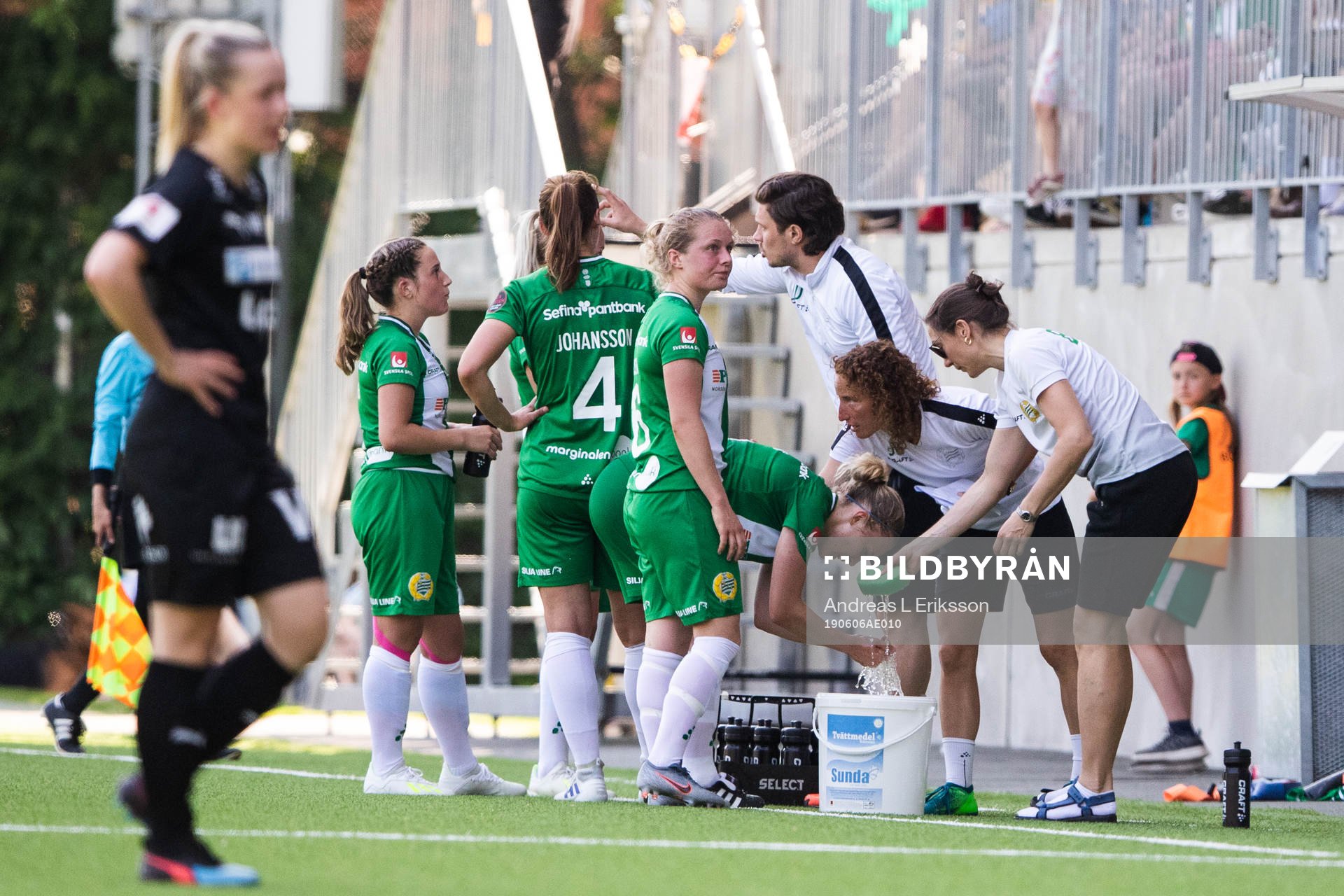 Hammarbys spelare dricker och sköljer ansiktet i vatten