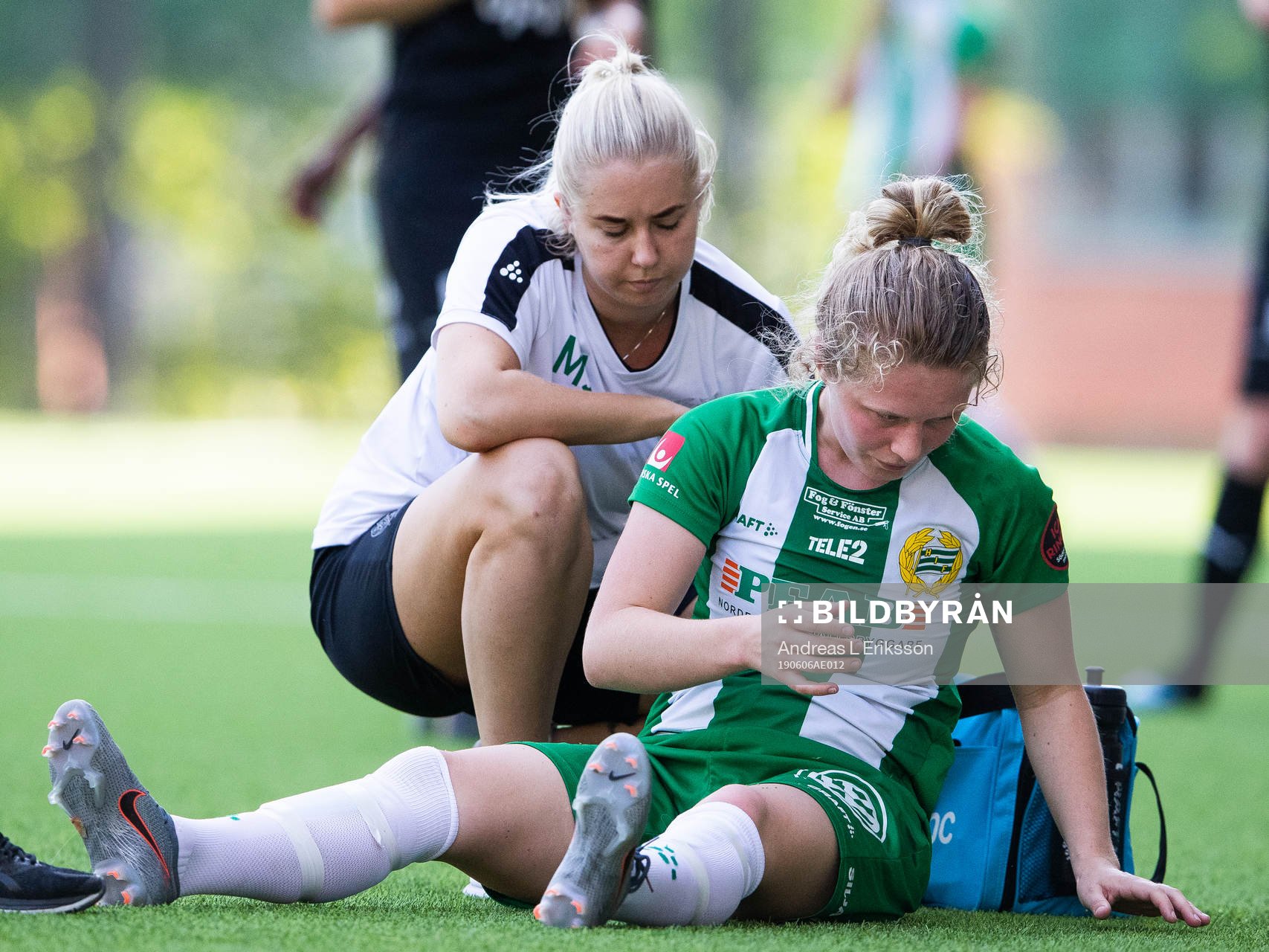 Hammarbys Emilia Larsson har ont och ses om under fotbollsmatchen i Elitettan mellan Hammarby och Umeå den 6 juni 2019 i Stockholm. 