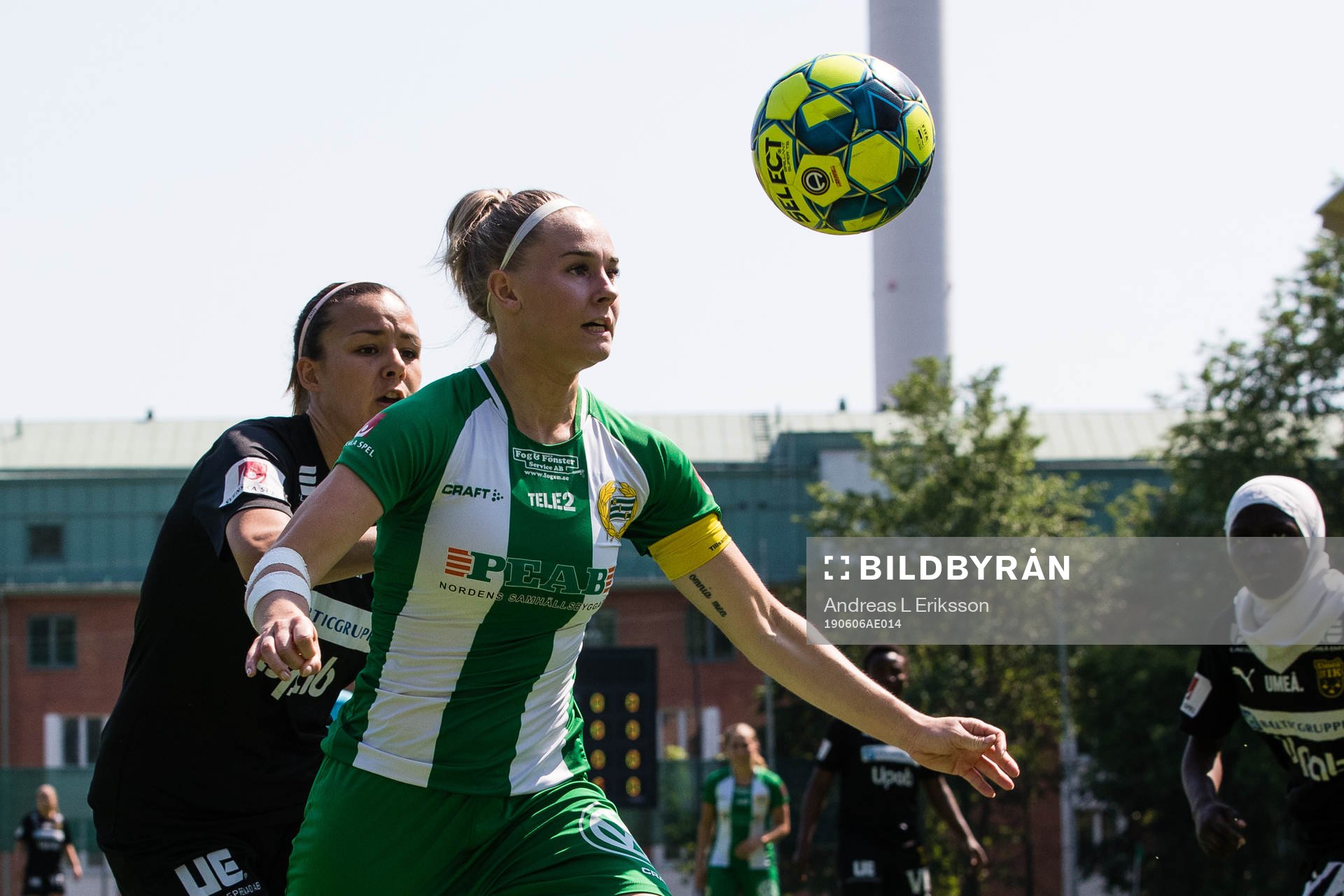 Umeås Jasmin Nejati i kamp om bollen med Hammarbys Emma Jansson under fotbollsmatchen i Elitettan mellan Hammarby och Umeå den 6 juni 2019 i Stockholm.