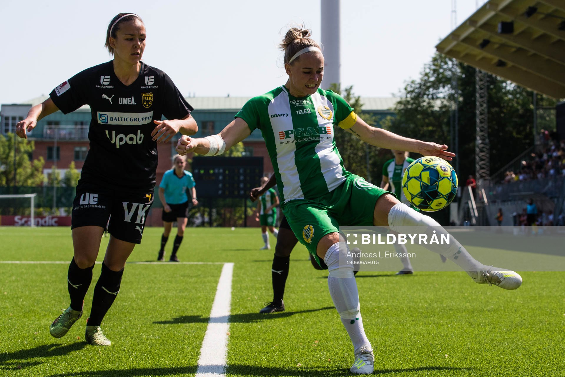 Umeås Jasmin Nejati i kamp om bollen med Hammarbys Emma Jansson under fotbollsmatchen i Elitettan mellan Hammarby och Umeå den 6 juni 2019 i Stockholm.
