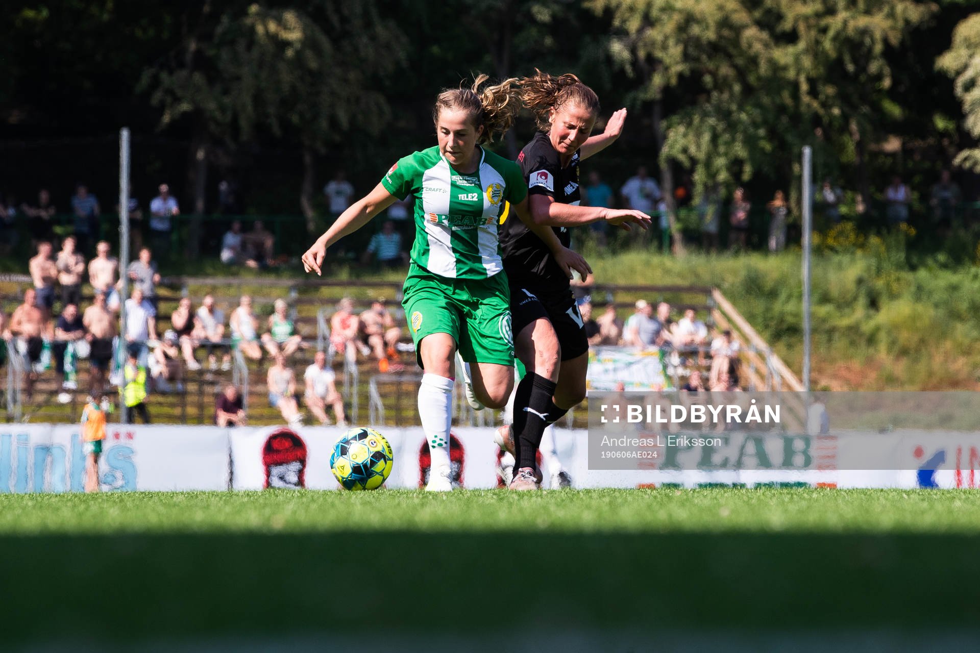 Hammarbys Felicia Saving och Umeås Olivia Holm i kamp om