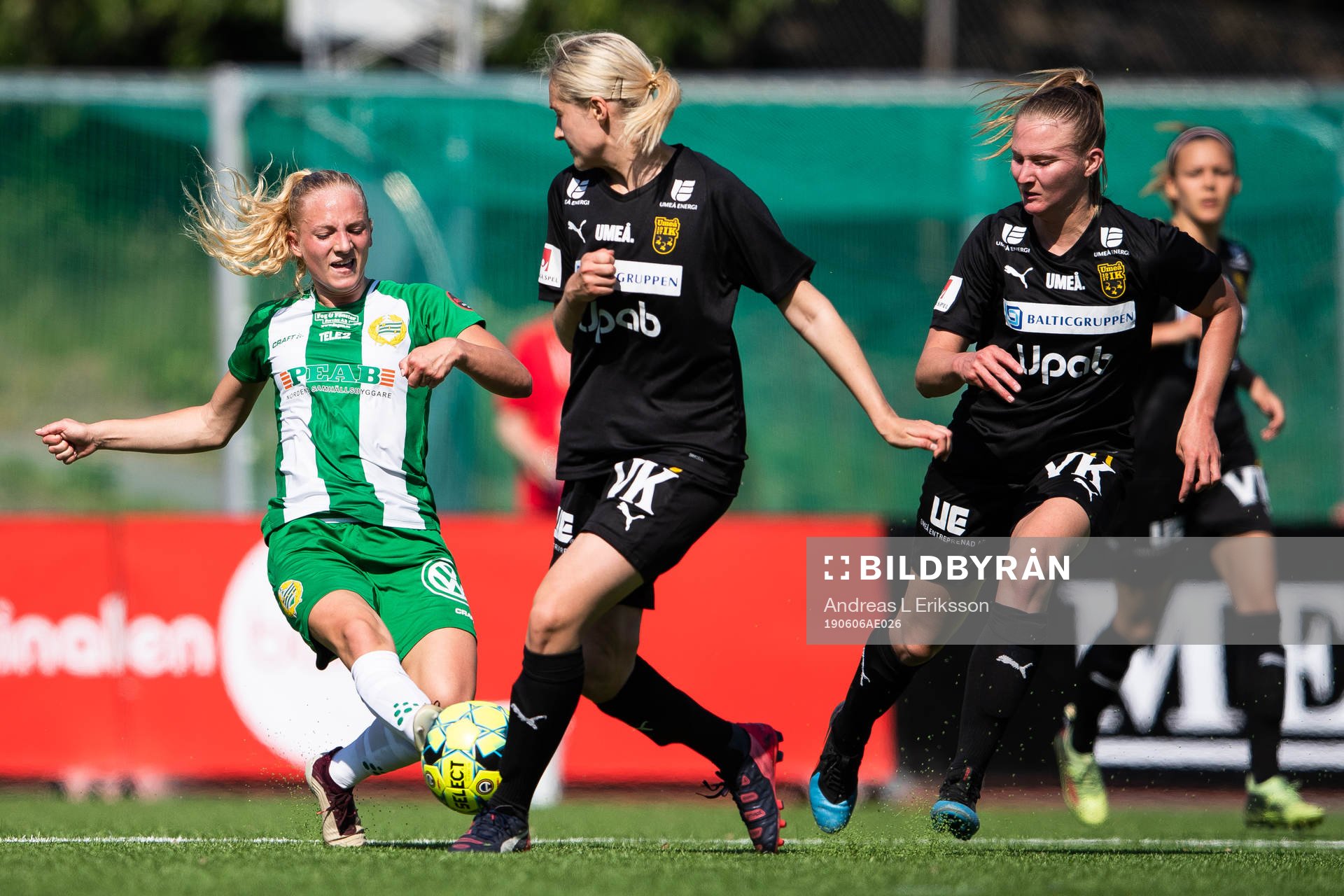 Hammarbys Astrid Larsson skjuter mot täckande Umeås Sanna