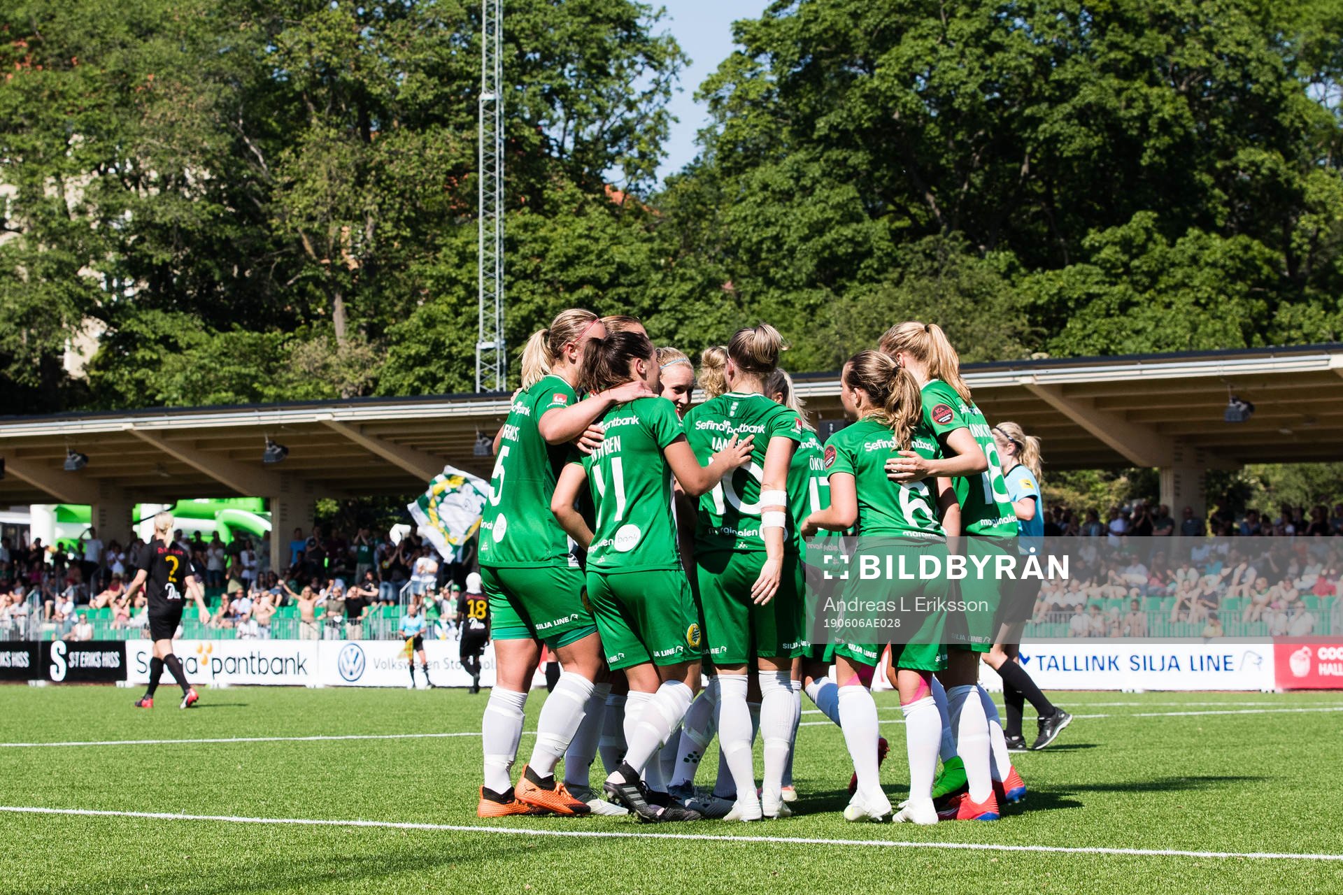 Hammarbys spelare jublar efter att Hammarbys Emilia Larsson gjort 3-0 för Hammarby under fotbollsmatchen i Elitettan mellan Hammarby och Umeå den 6 juni 2019 i Stockholm.