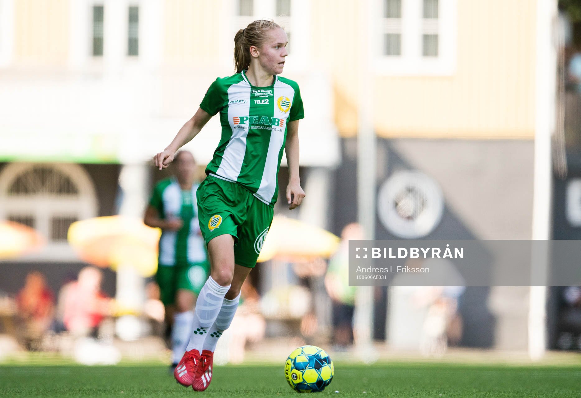 Hammarbys Hanna Lundkvist med bollen under fotbollsmatchen i Elitettan mellan Hammarby och Umeå den 6 juni 2019 i Stockholm. 