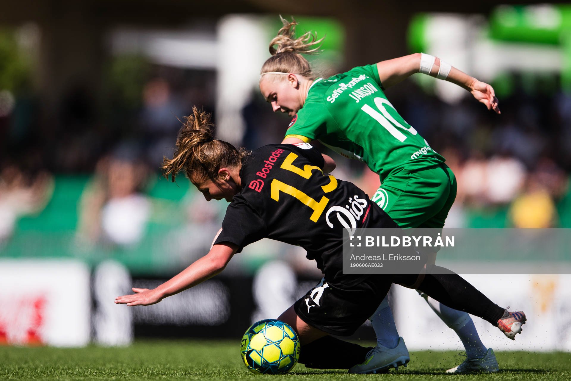 Umeås Olivia Holm i kamp om bollen med Umeås Hammarbys