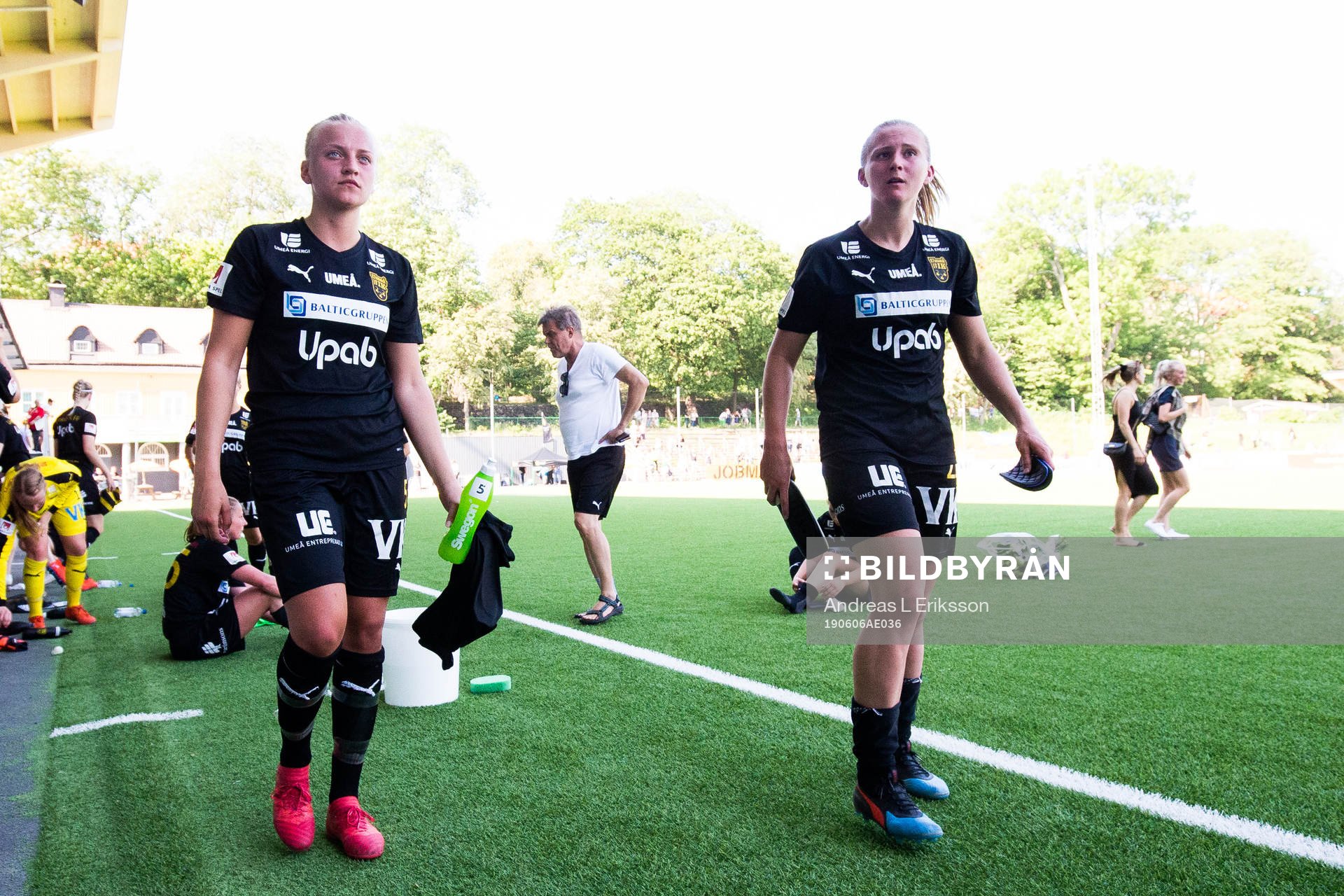 Umeås Wilma Carlsson och Rachel Bloznalis deppar