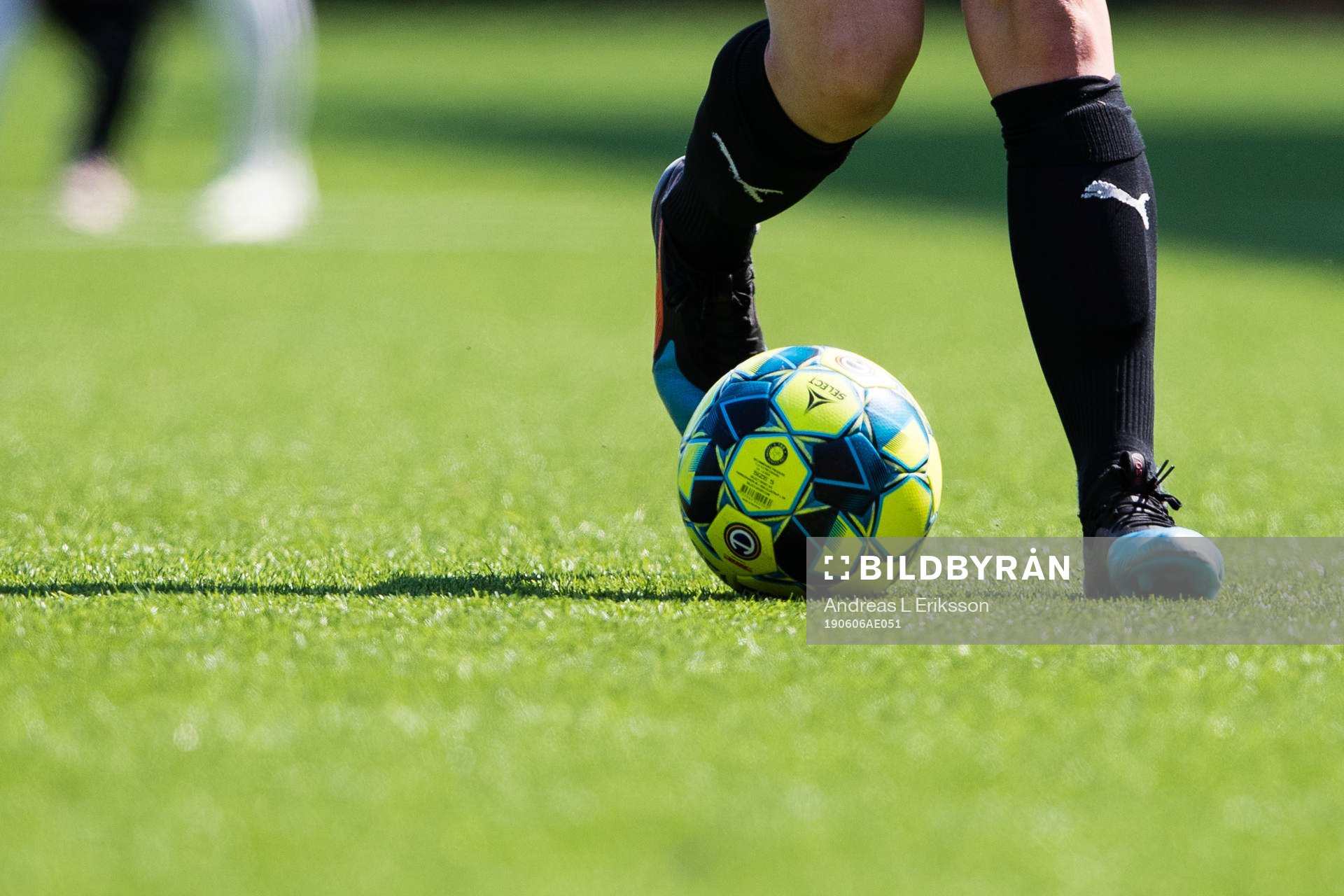 En fotboll och två fötter
