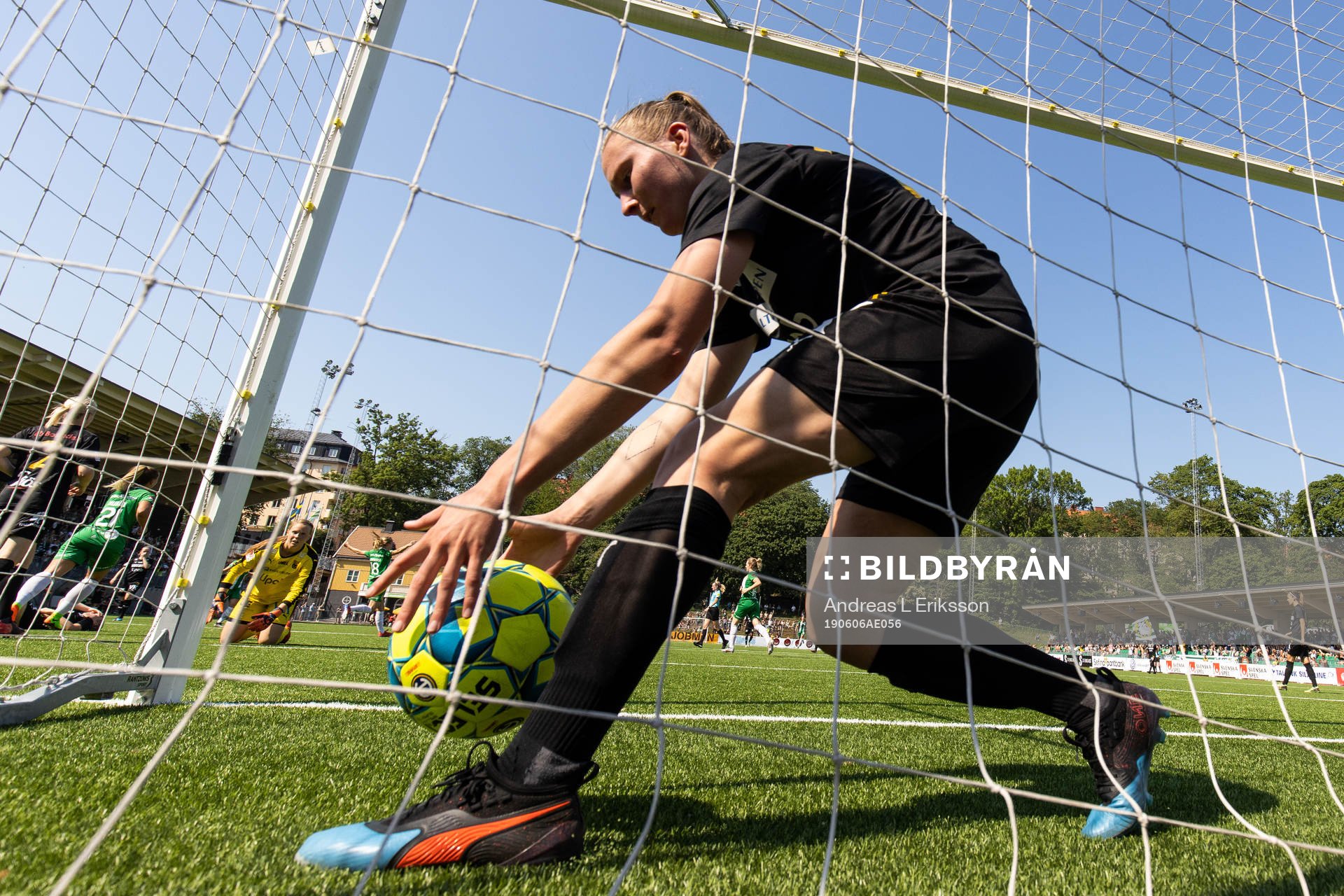Umeås Rachel Bloznalis tar ur bollen ur mål under fotbollsmatchen i Elitettan mellan Hammarby och Umeå den 6 juni 2019 i Stockholm. 