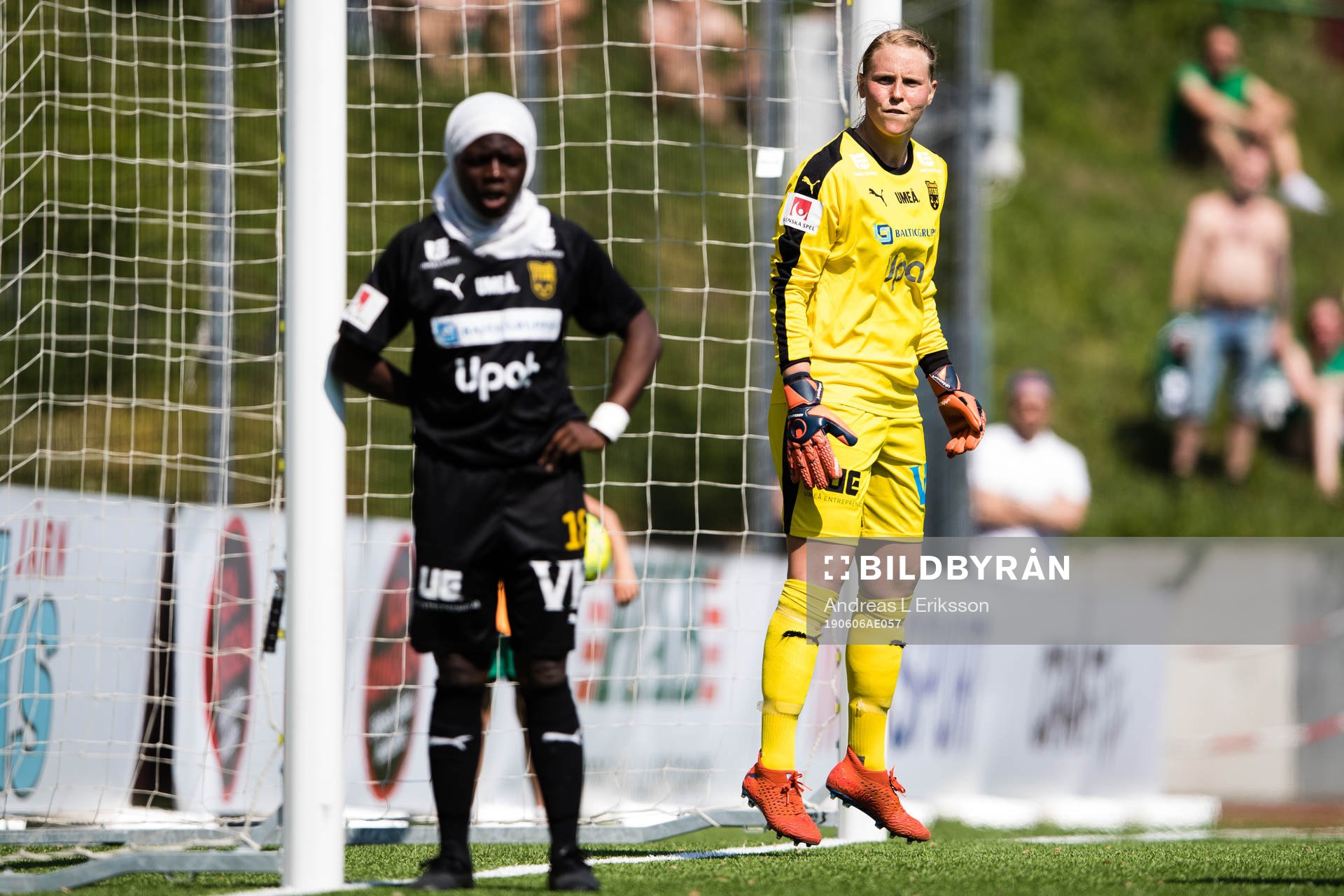 Umeås Zabibu Nduwimana och målvakt Agnes Granberg under fotbollsmatchen i Elitettan mellan Hammarby och Umeå den 6 juni 2019 i Stockholm. 