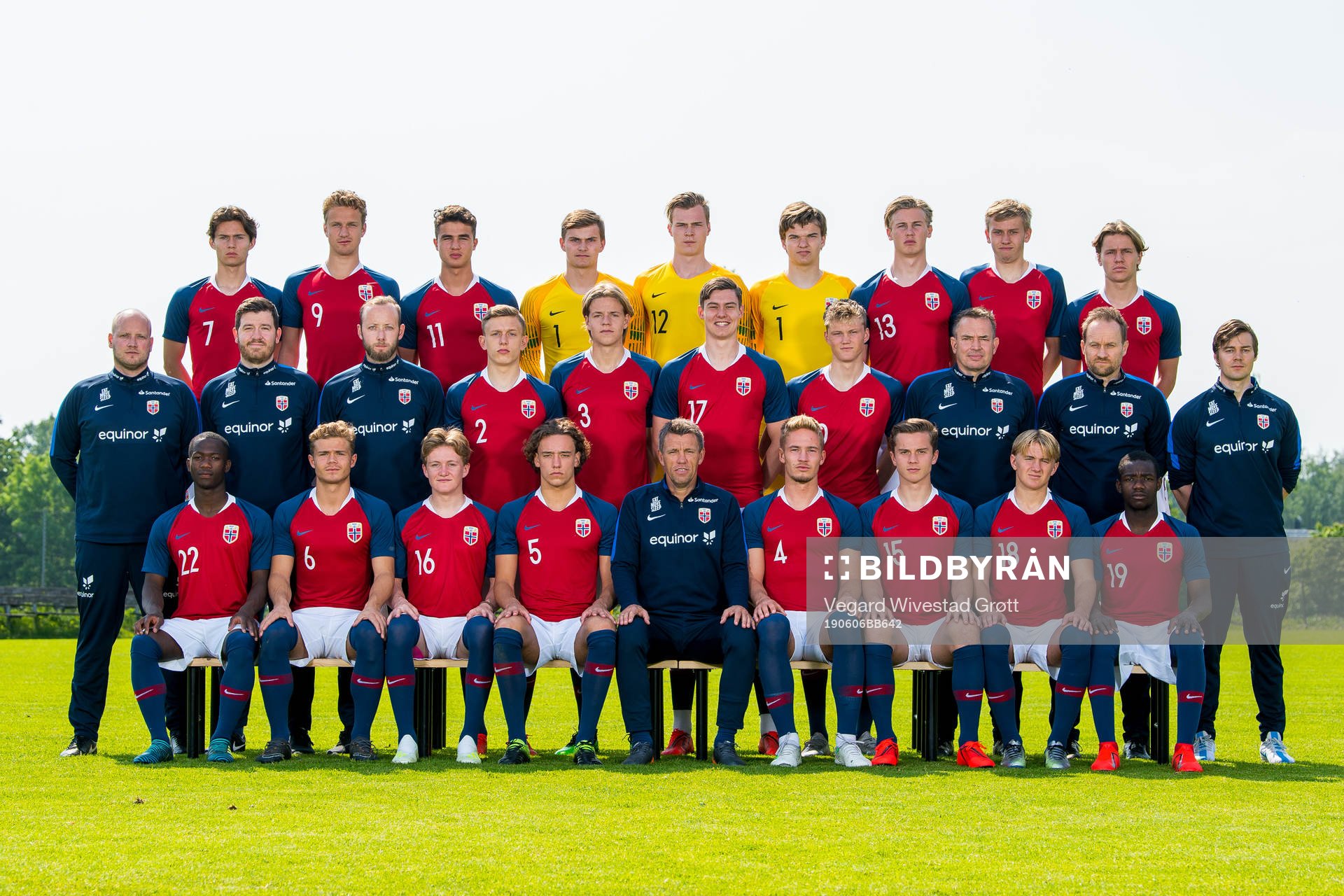 Players and coaching staff of the Norwegian under-19